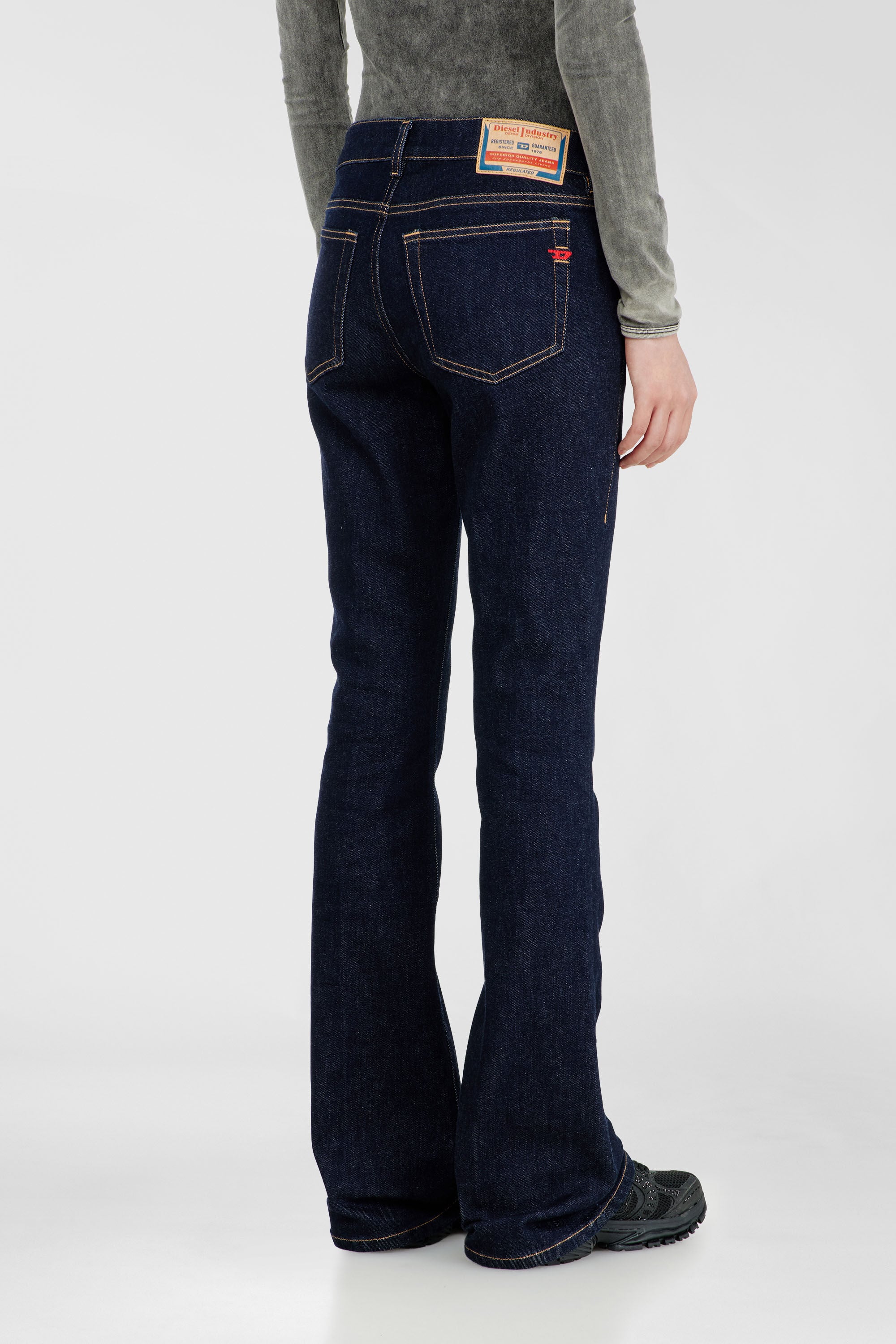 Diesel - Bootcut Jeans 1969 D-Ebbey 0HDBM Mujer, Azul Oscuro - 5