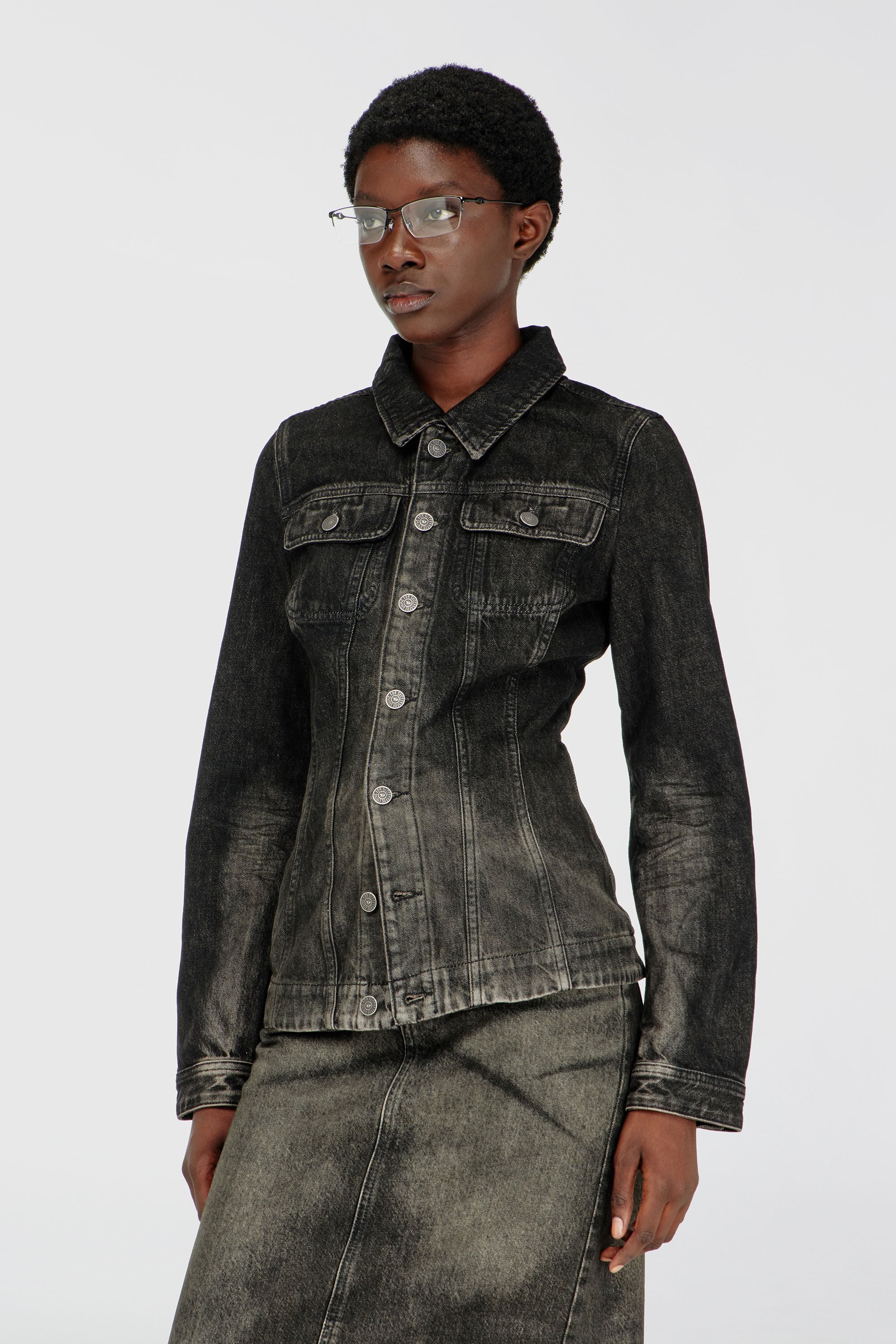 Diesel - DE-KATERIN-FSJ, Chaqueta trucker entallada de denim efecto sucio Mujer in Negro - 3