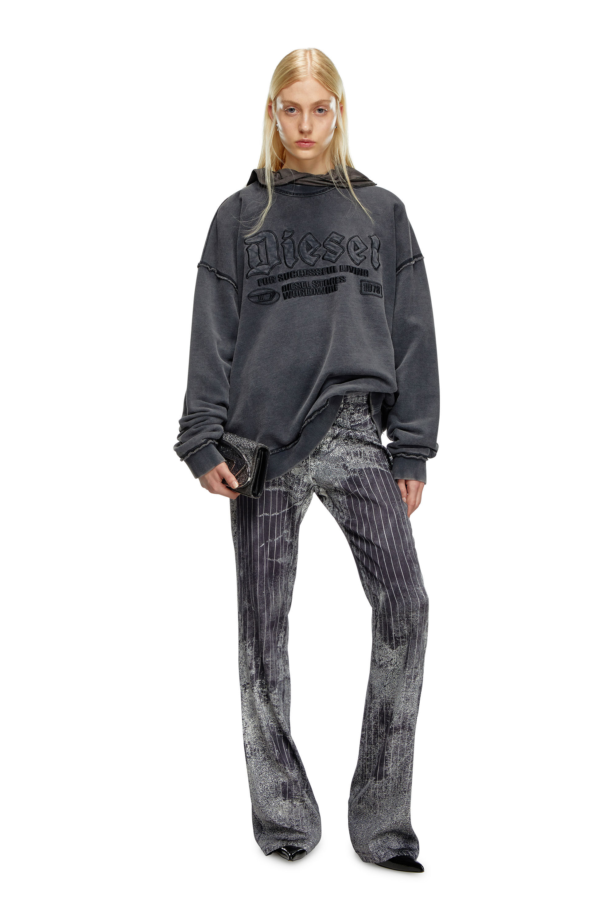 Diesel - P-RETTY, Mujer Pantalones bootcut de satén con estampado a rayas finas in Negro - Image 1
