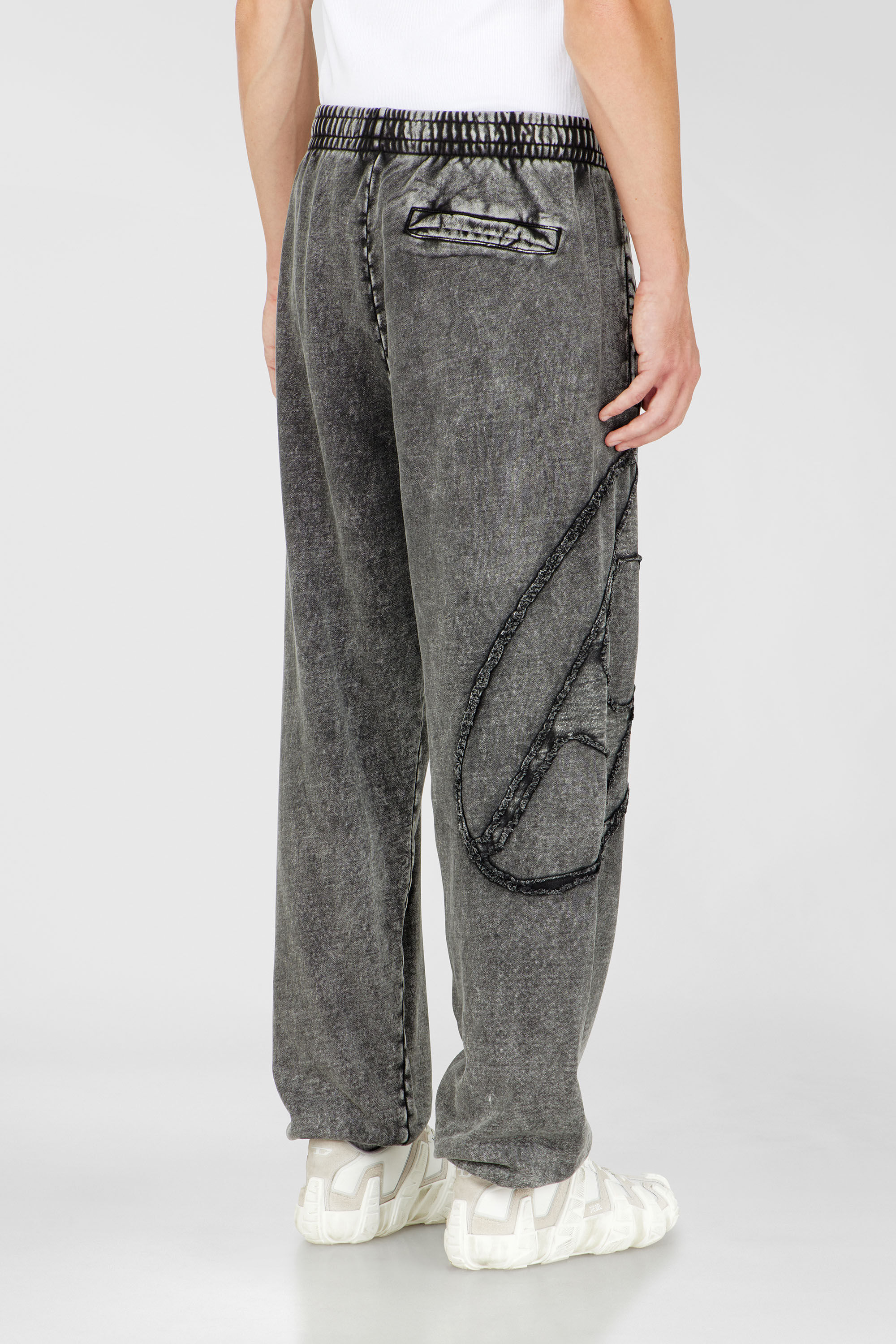 Diesel - P-MARKY-DEN, Pantalones de algod&oacute;n org&aacute;nico con parche Oval D Hombre in Gris - 4