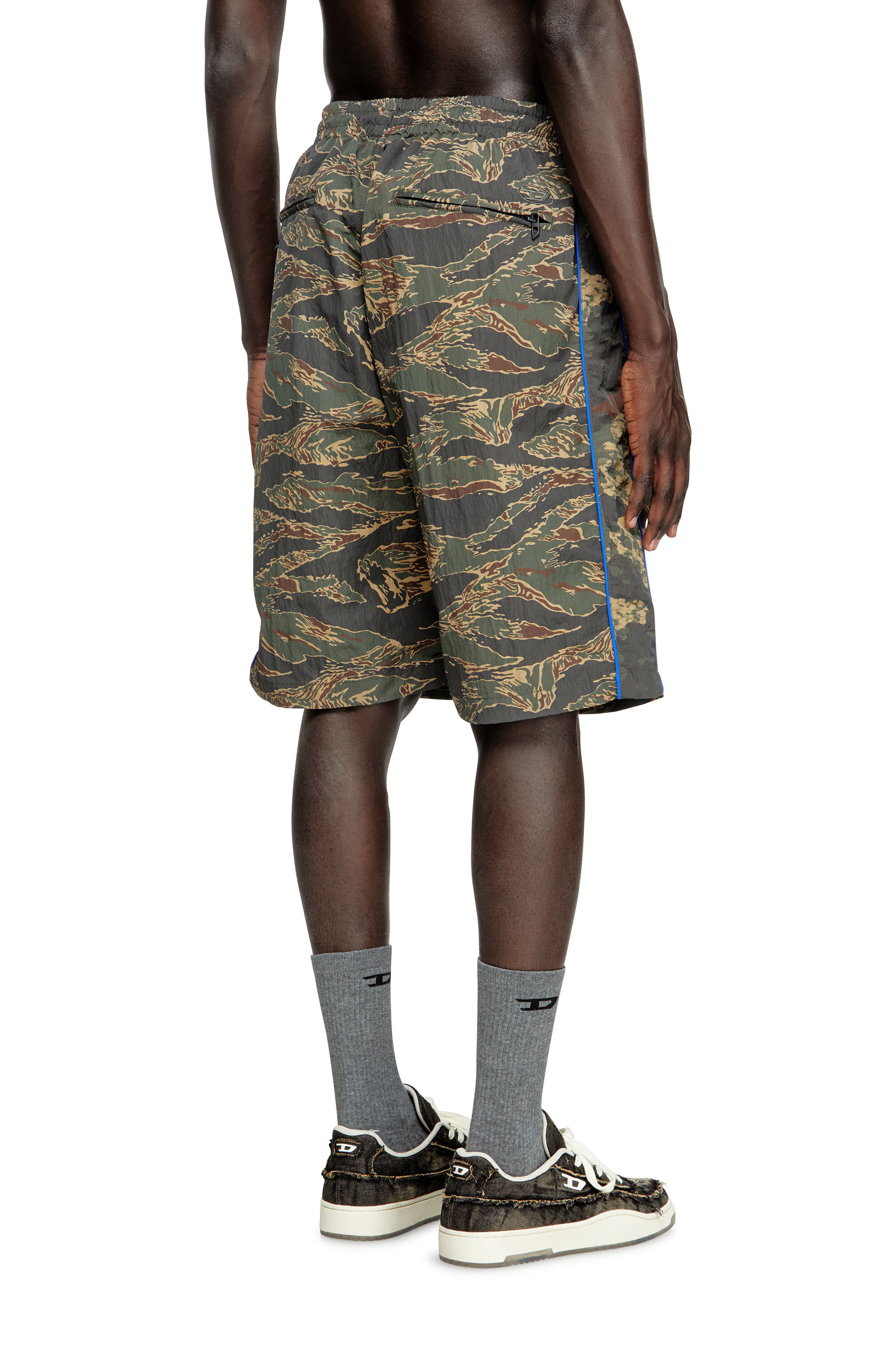 Diesel - P-RAMOS-SHORT-EPBW, Pantalones cortos cargo con mezcla de estampados de camuflaje Hombre in Verde - 4