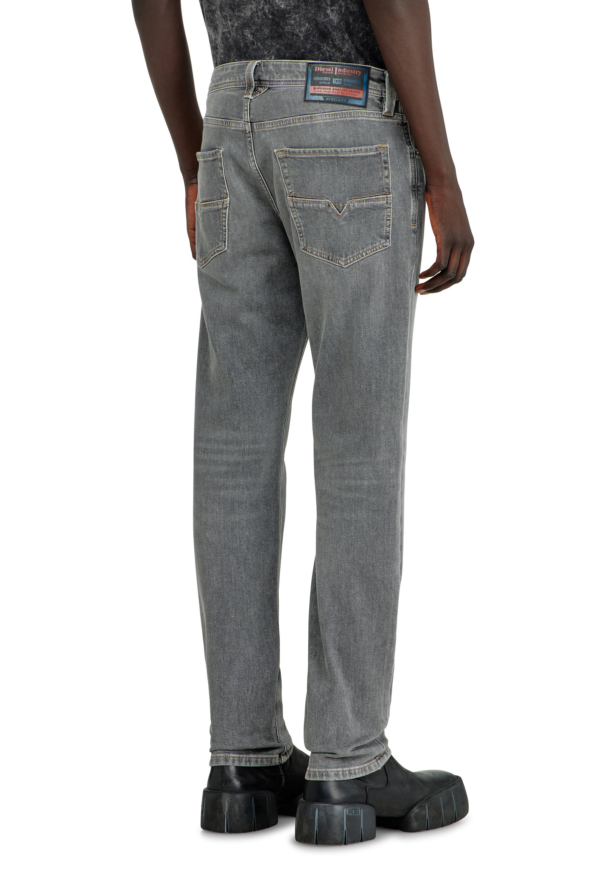 Diesel - Regular Jeans 1986 Larkee-Beex 0KBBI Hombre, Gris - 5