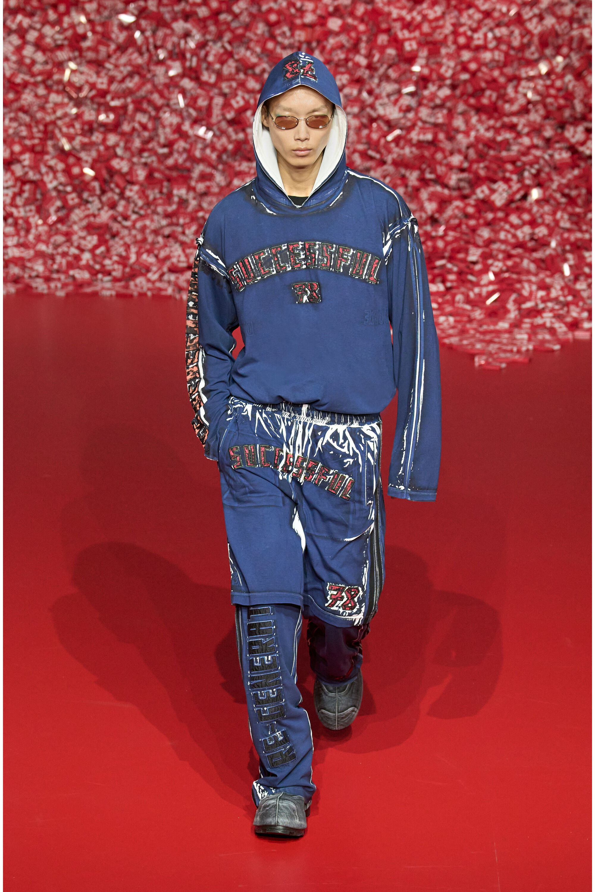 Diesel - P-ROWY-LONG, Pantalones deportivos con sobreimpresión sombreada Hombre in Azul marino - 5