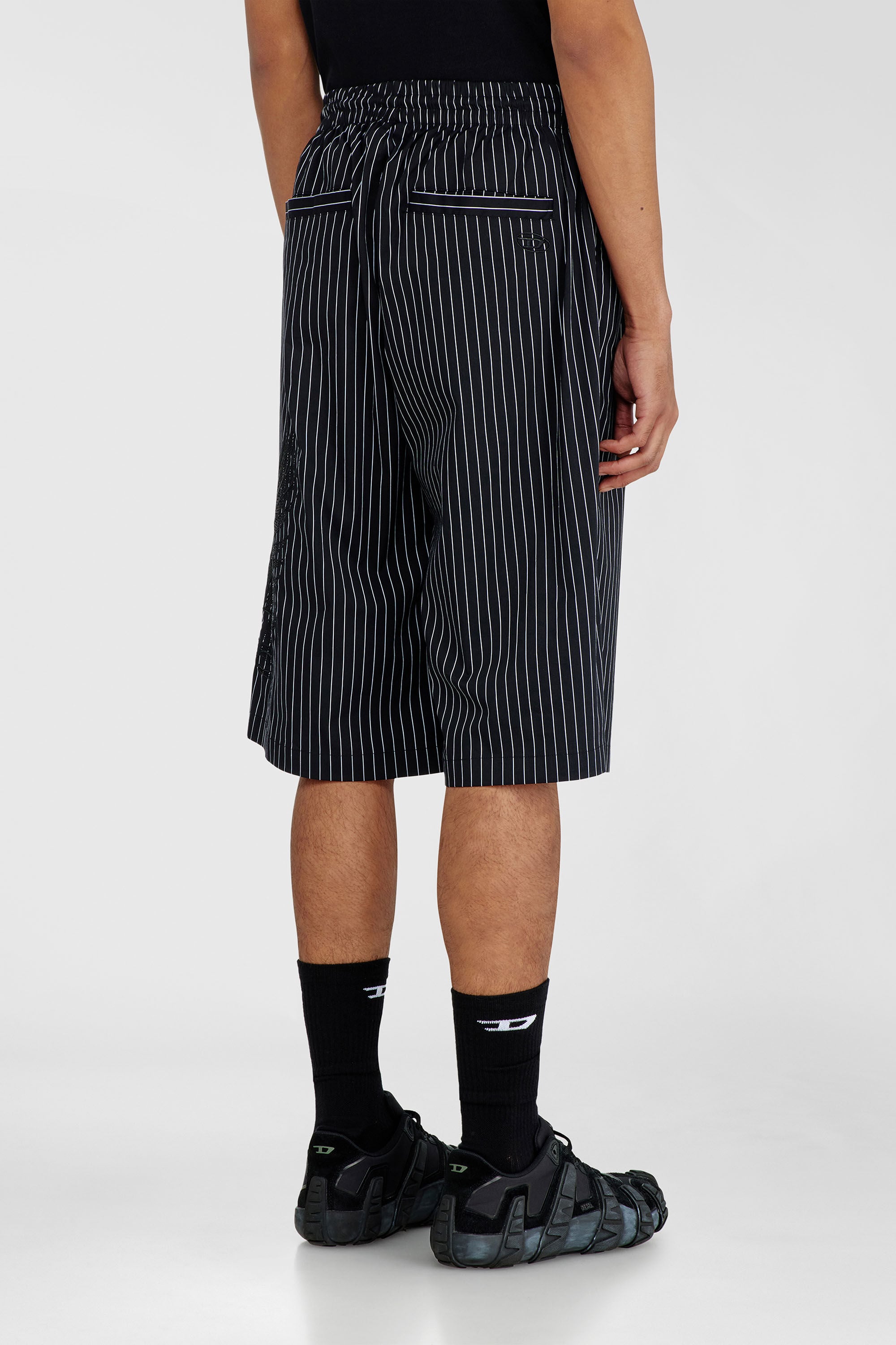 Diesel - P-THEO-SHORT-NJCA, Short pants con bordes de pinstripe y bordado Phoenix Hombre in Negro - 4