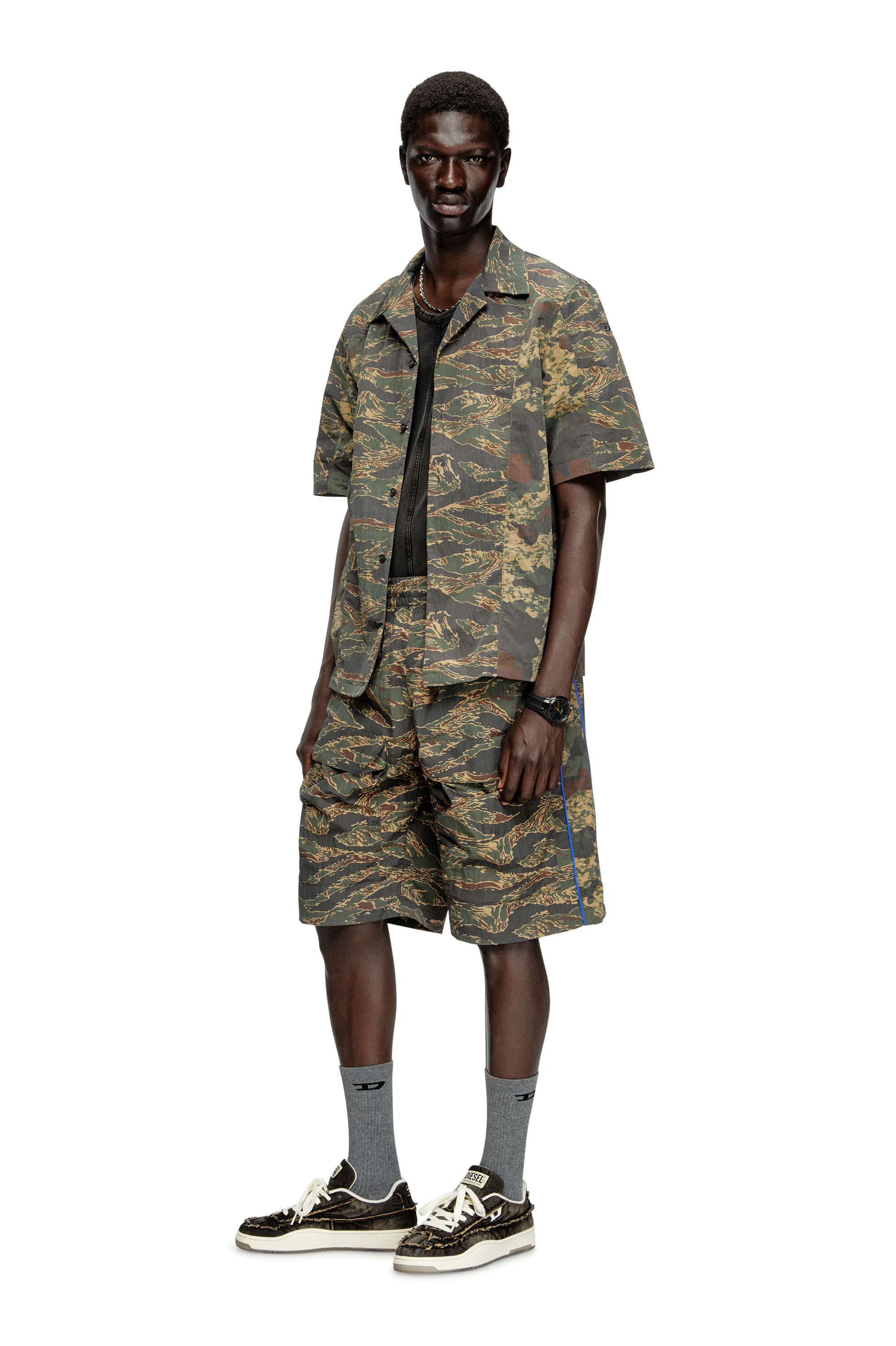 Diesel - P-RAMOS-SHORT-EPBW, Pantalones cortos cargo con mezcla de estampados de camuflaje Hombre in Verde - 1