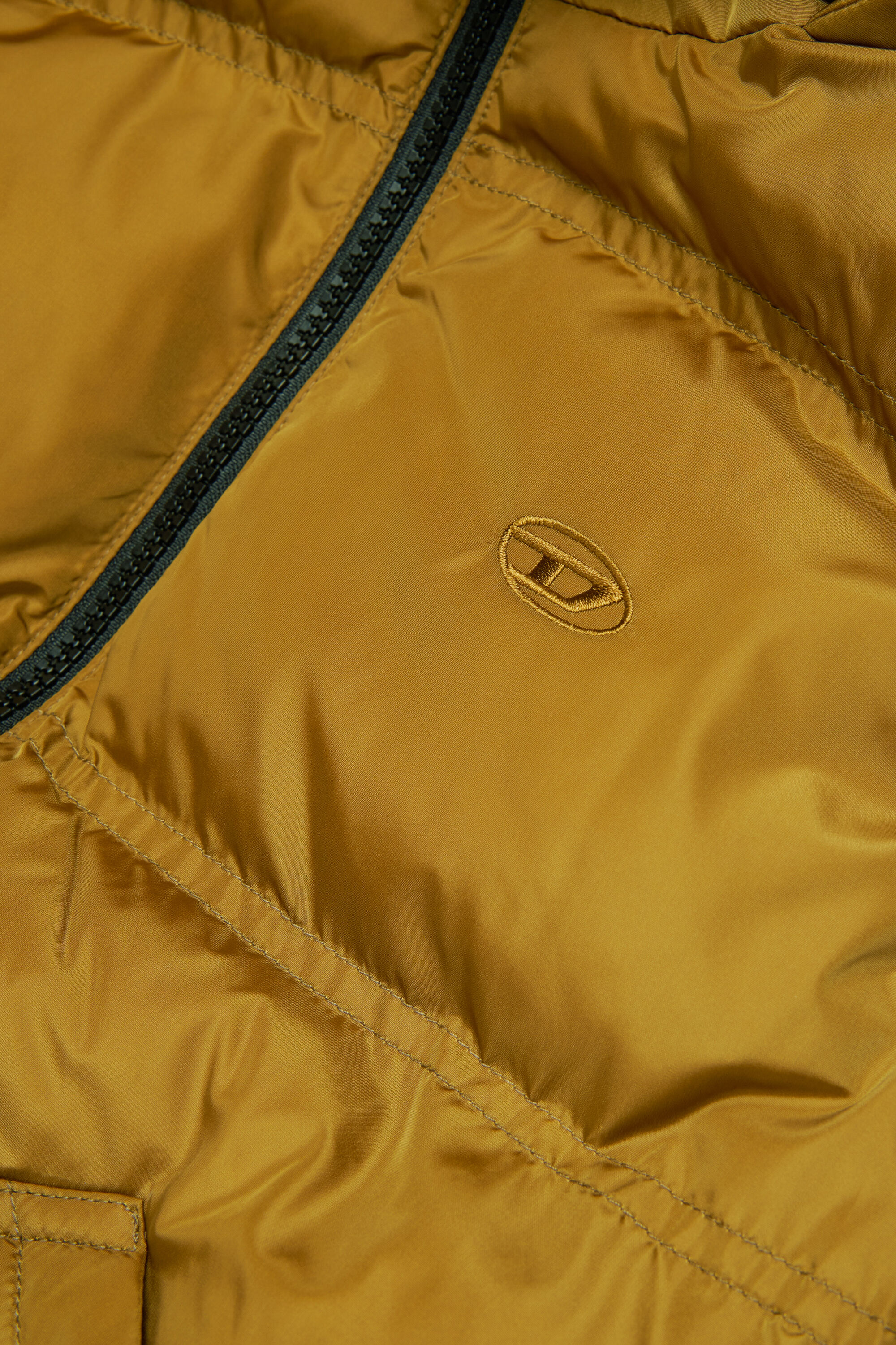 Diesel - JRIVON, Chaqueta acolchada con capucha y bolsillos oversize Unisex in Marr&oacute;n - 4