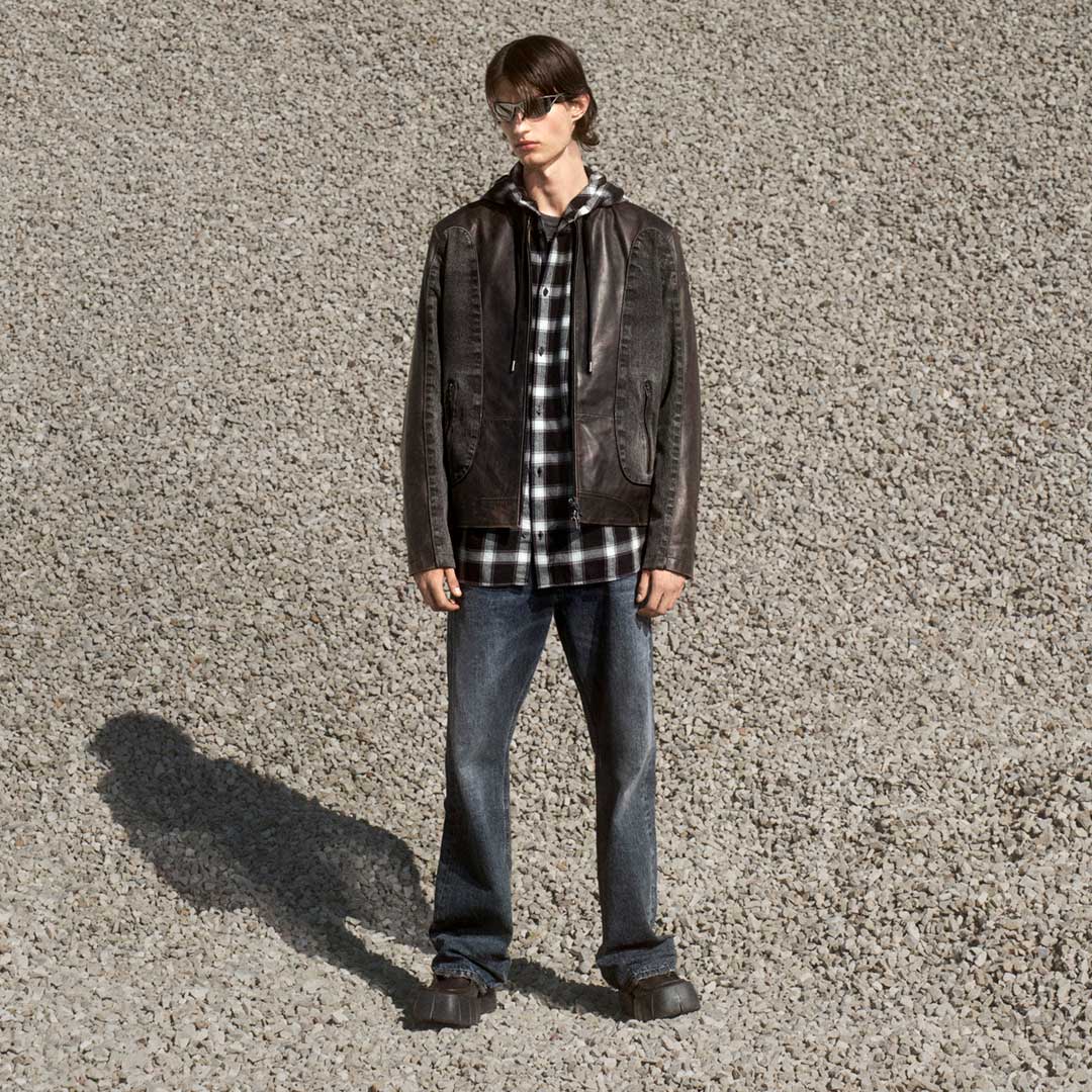 Un hombre lleva vaqueros Diesel