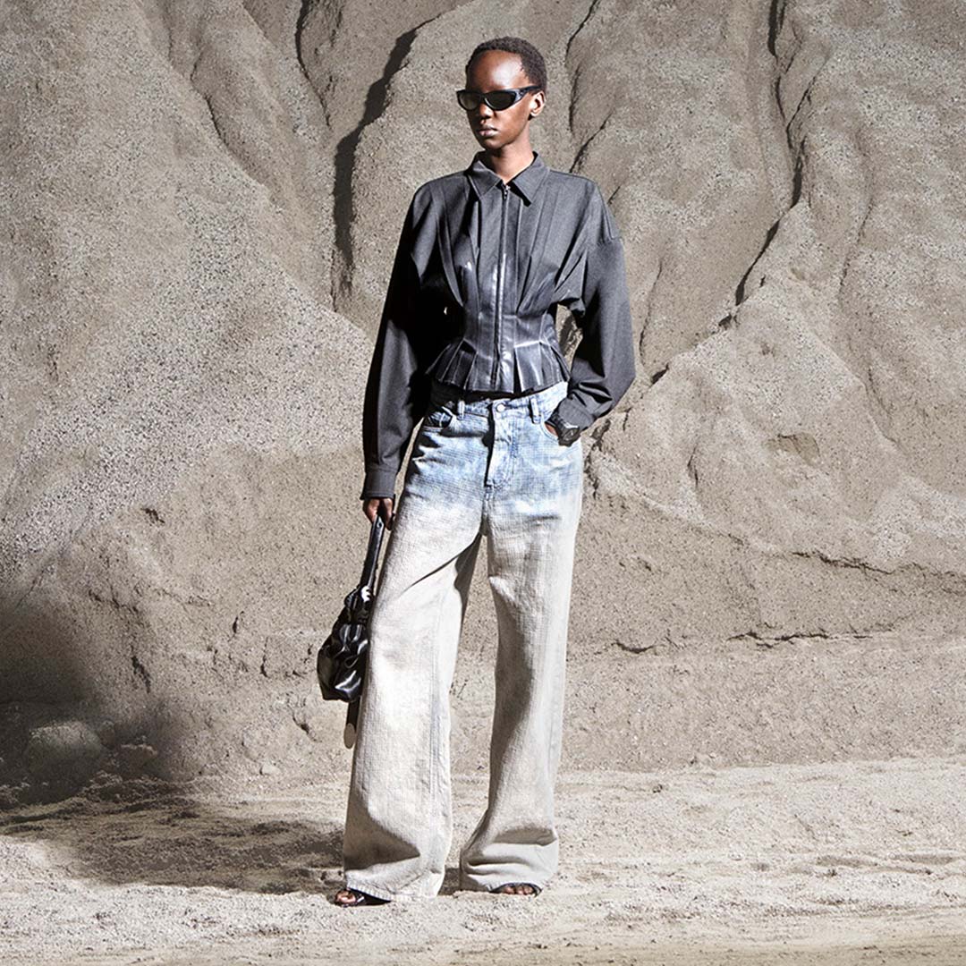 Una mujer lleva vaqueros Diesel