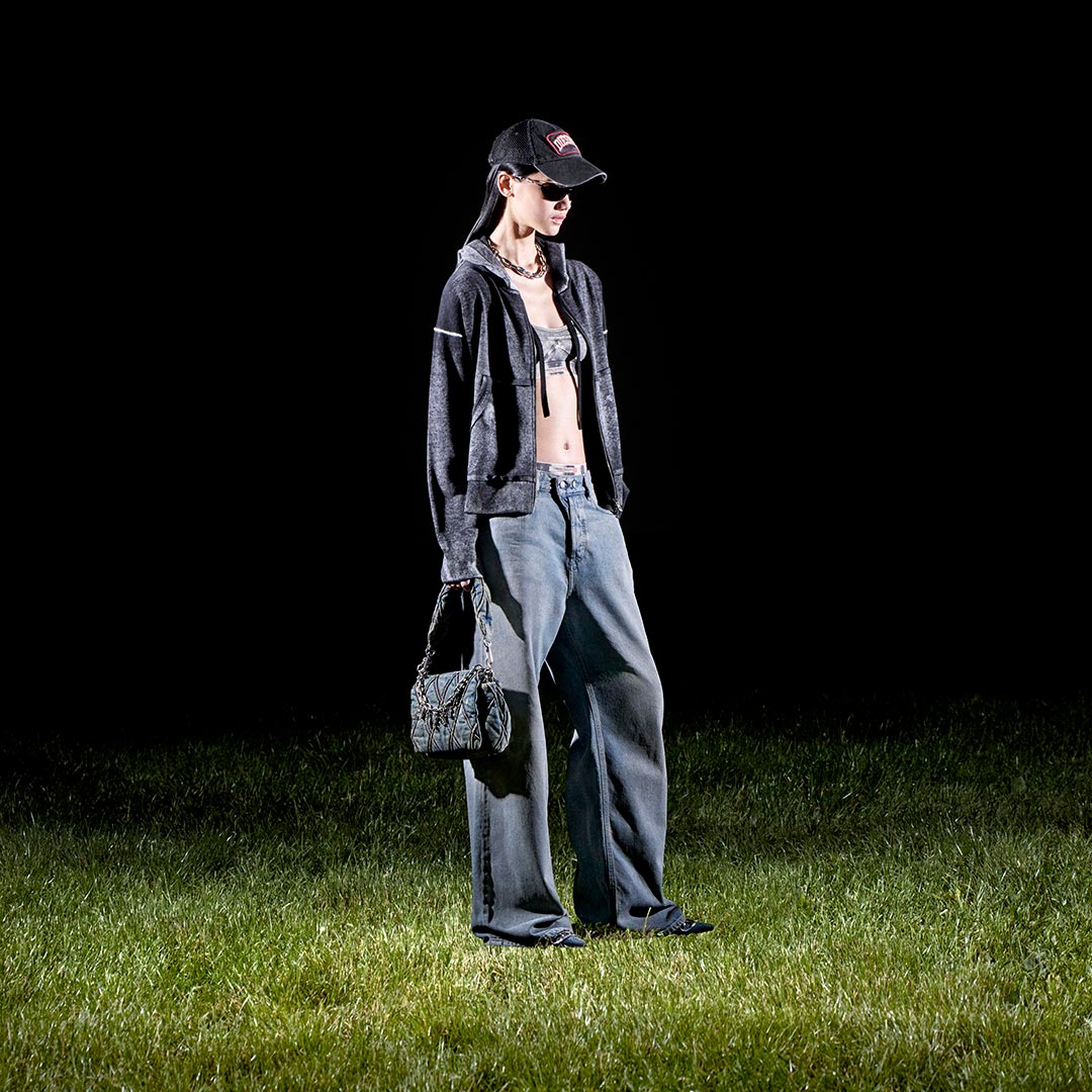 Una mujer lleva vaqueros Diesel