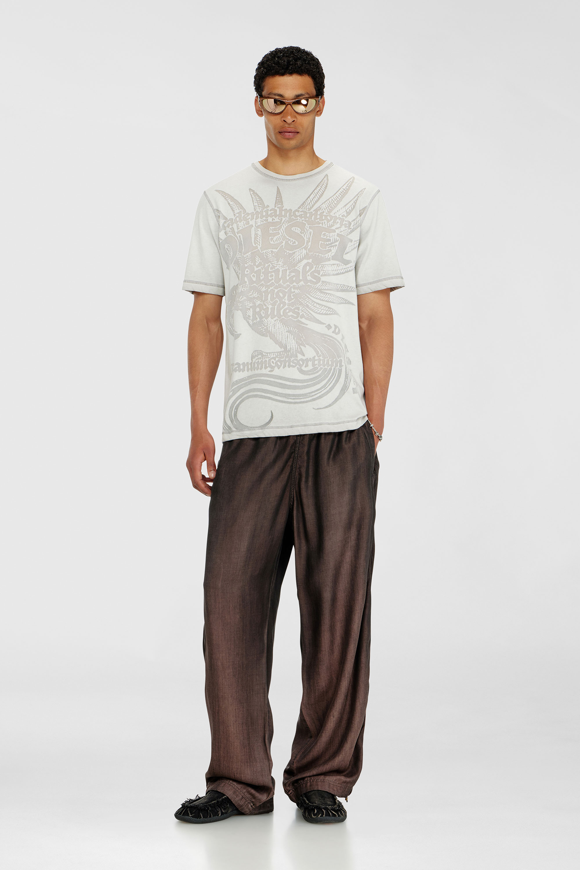 Diesel - T-RAWJUST-AA1, Camiseta de punto con gr&aacute;fico en relieve Hombre in Gris - 2