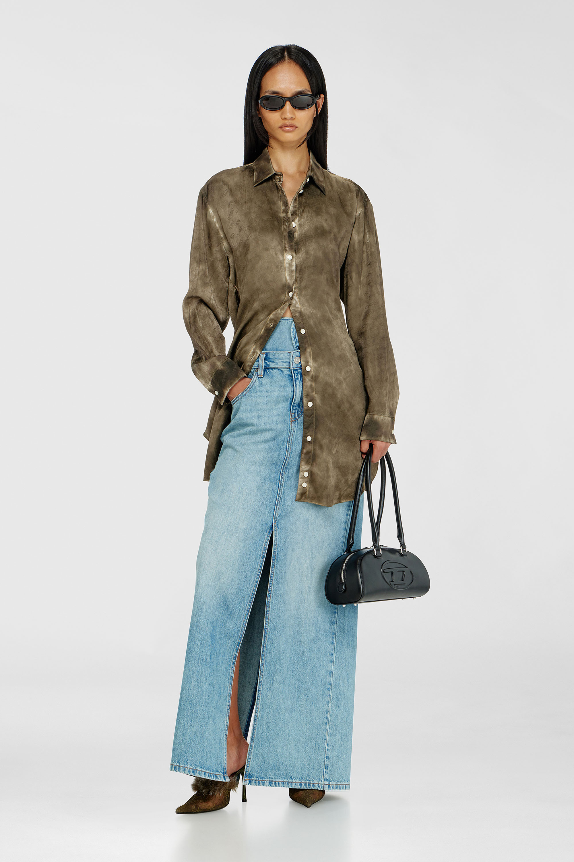 Diesel - C-LAVEL, Camisa larga de sat&eacute;n arrugado jacquard con logo Mujer in Verde - 2