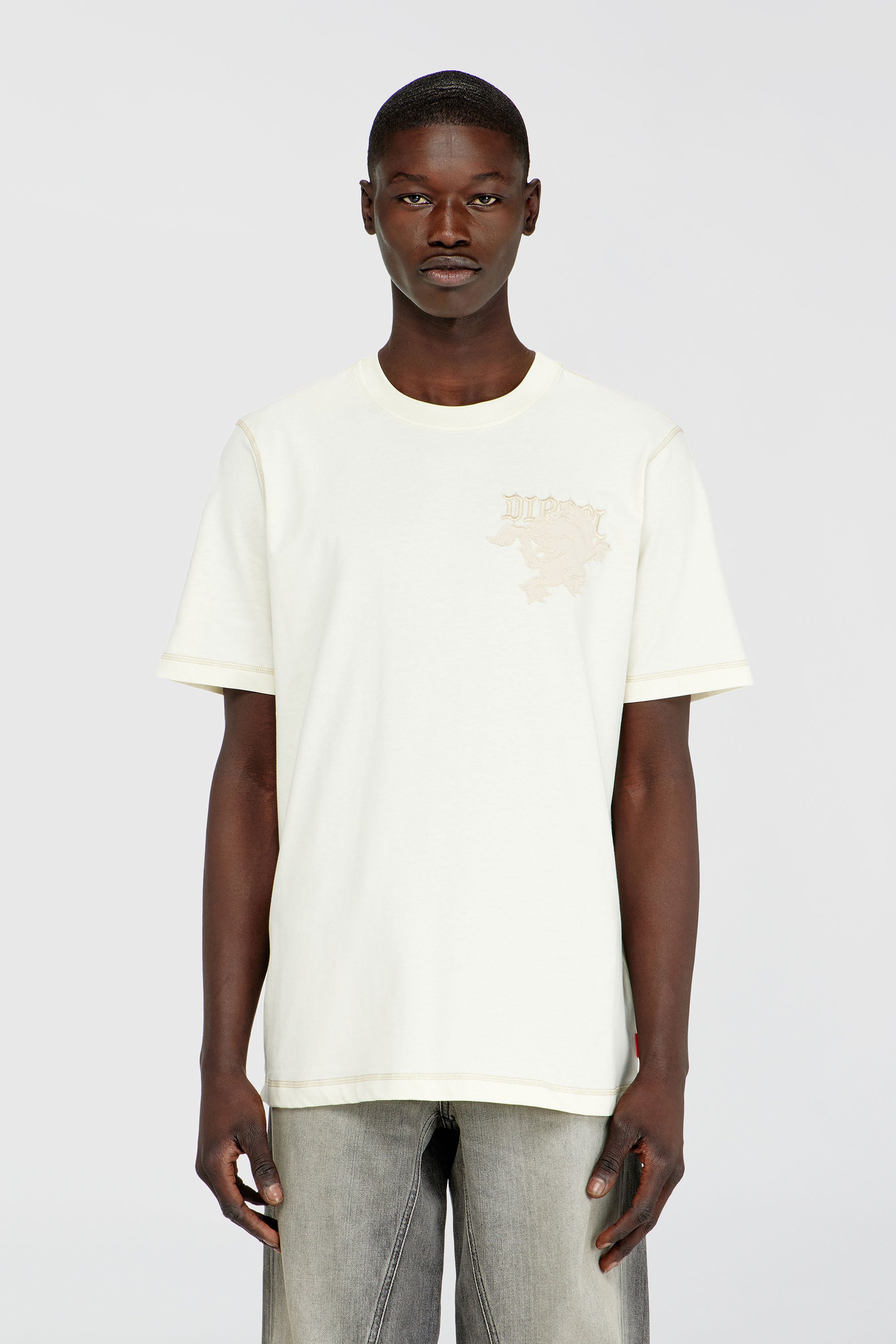 Diesel - T-ADJUST-NOTCH, Camiseta regular con parche bordado Hombre in Blanco - 1