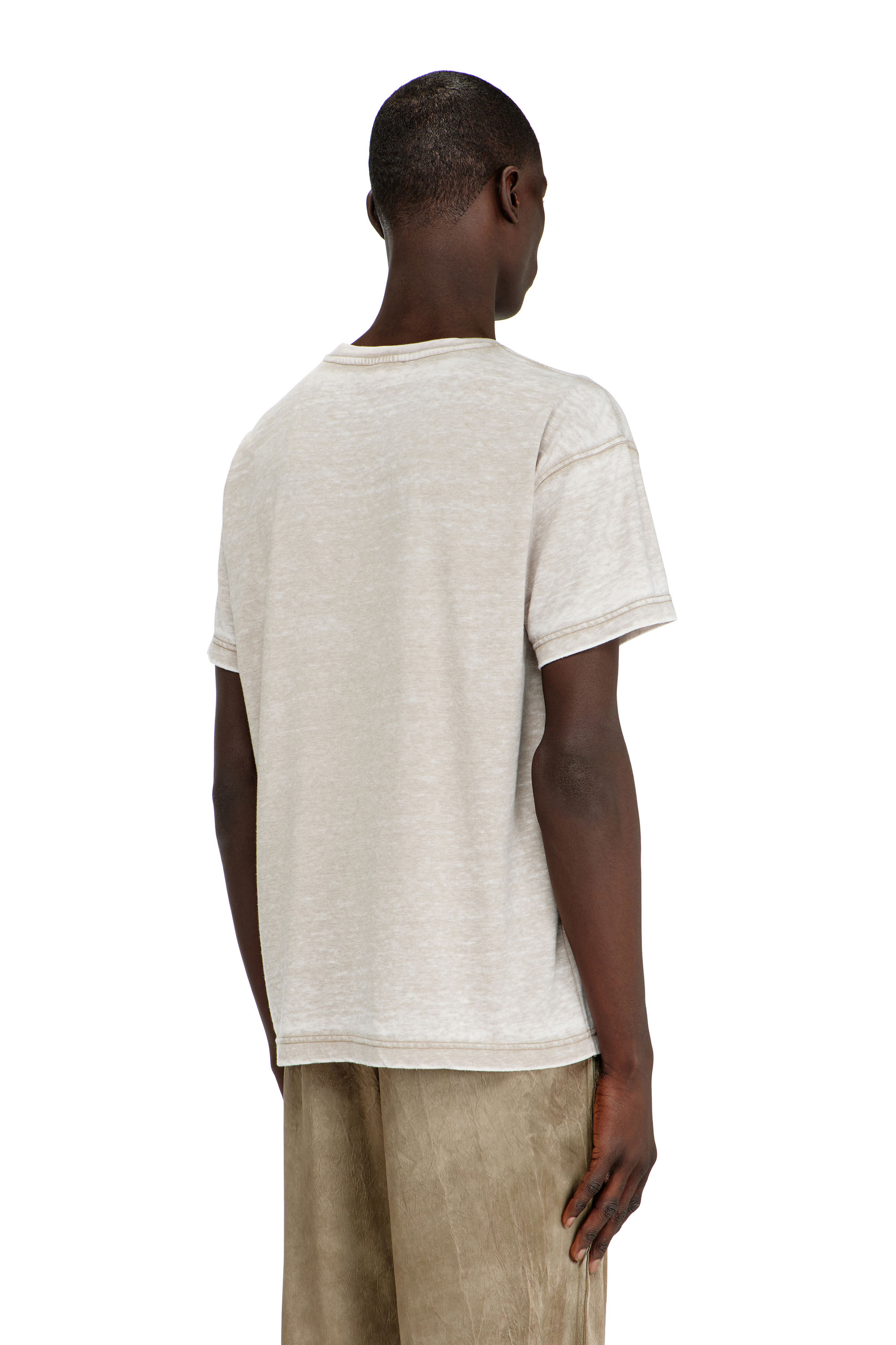Diesel - T-NORM-AA8, Camiseta de jersey con lavado burnout y tachuelas Hombre in Beige - 4