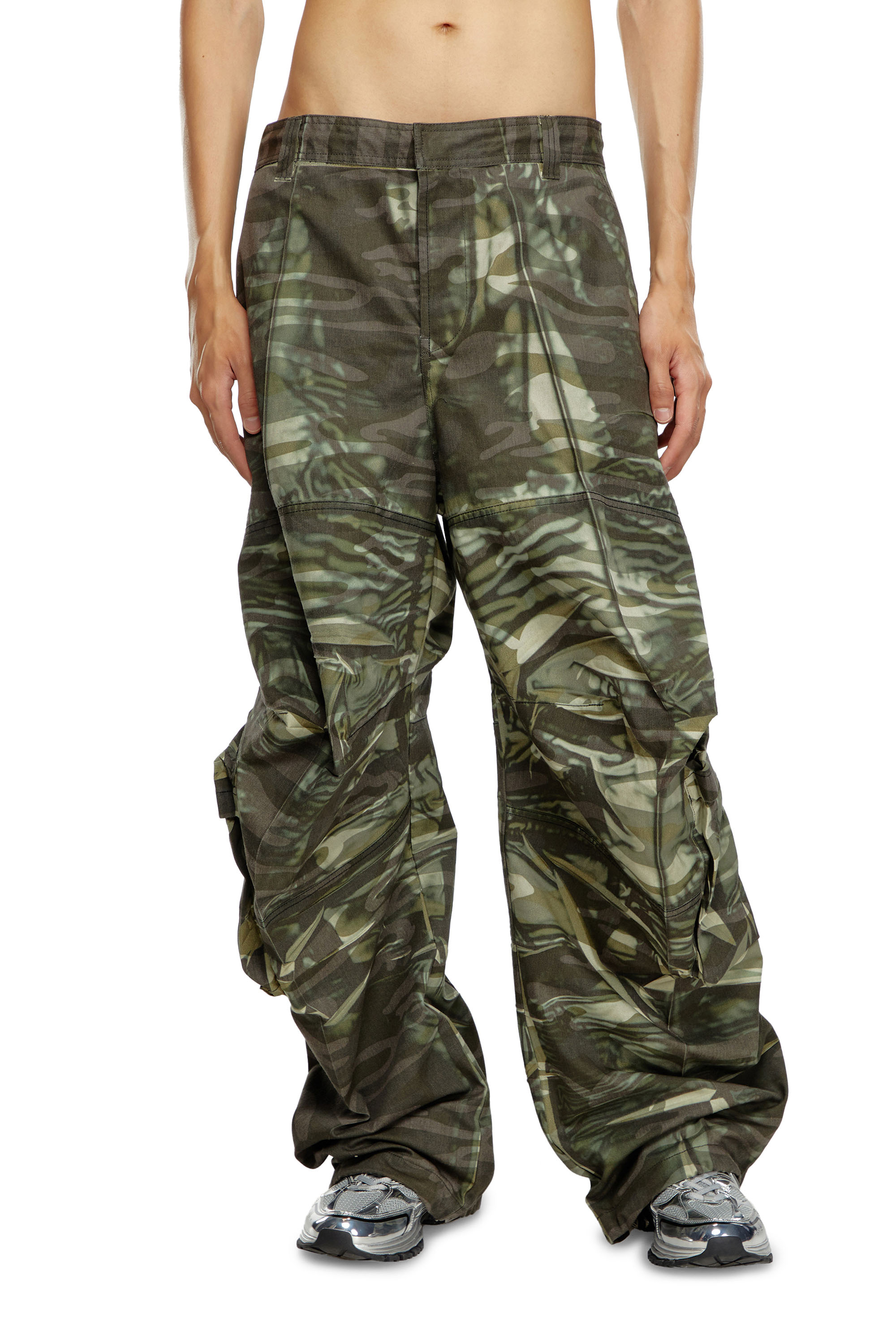 Diesel - P-ARNE, Pantalones cargo de camuflaje con estampado de pliegues Hombre in Verde - 1