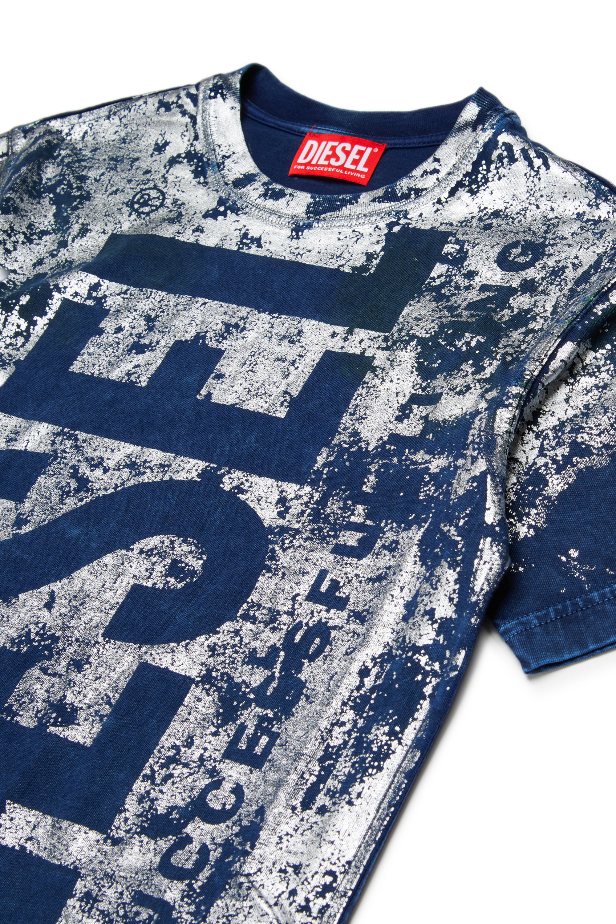 Diesel - TABOXTAR2 OVER, Camiseta con estampado efecto tiza Hombre in Azul marino - 3