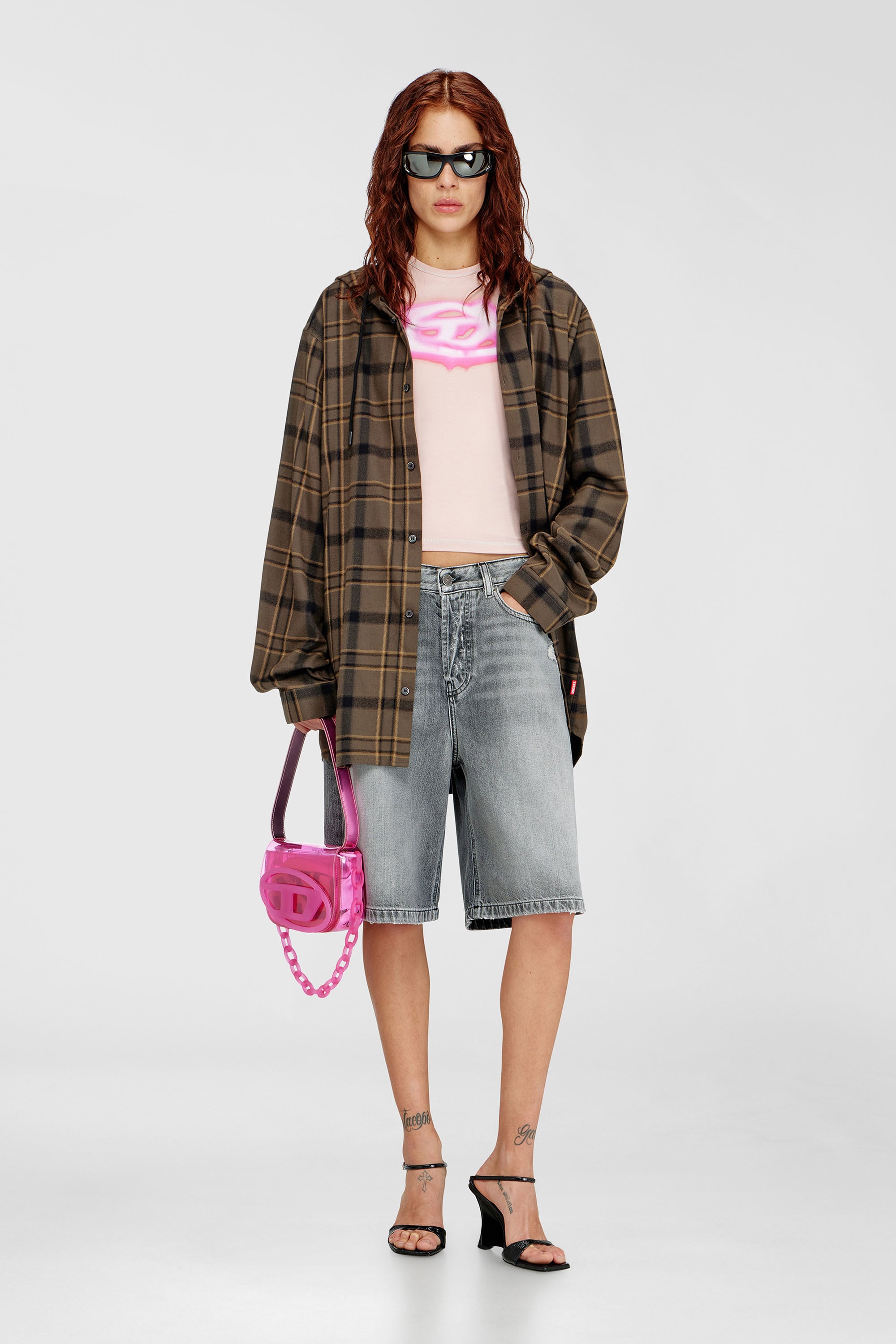 Diesel - DE-SIRE-SHORT, Pantalones cortos vaqueros con bajos deshilachados Mujer in Gris - 1