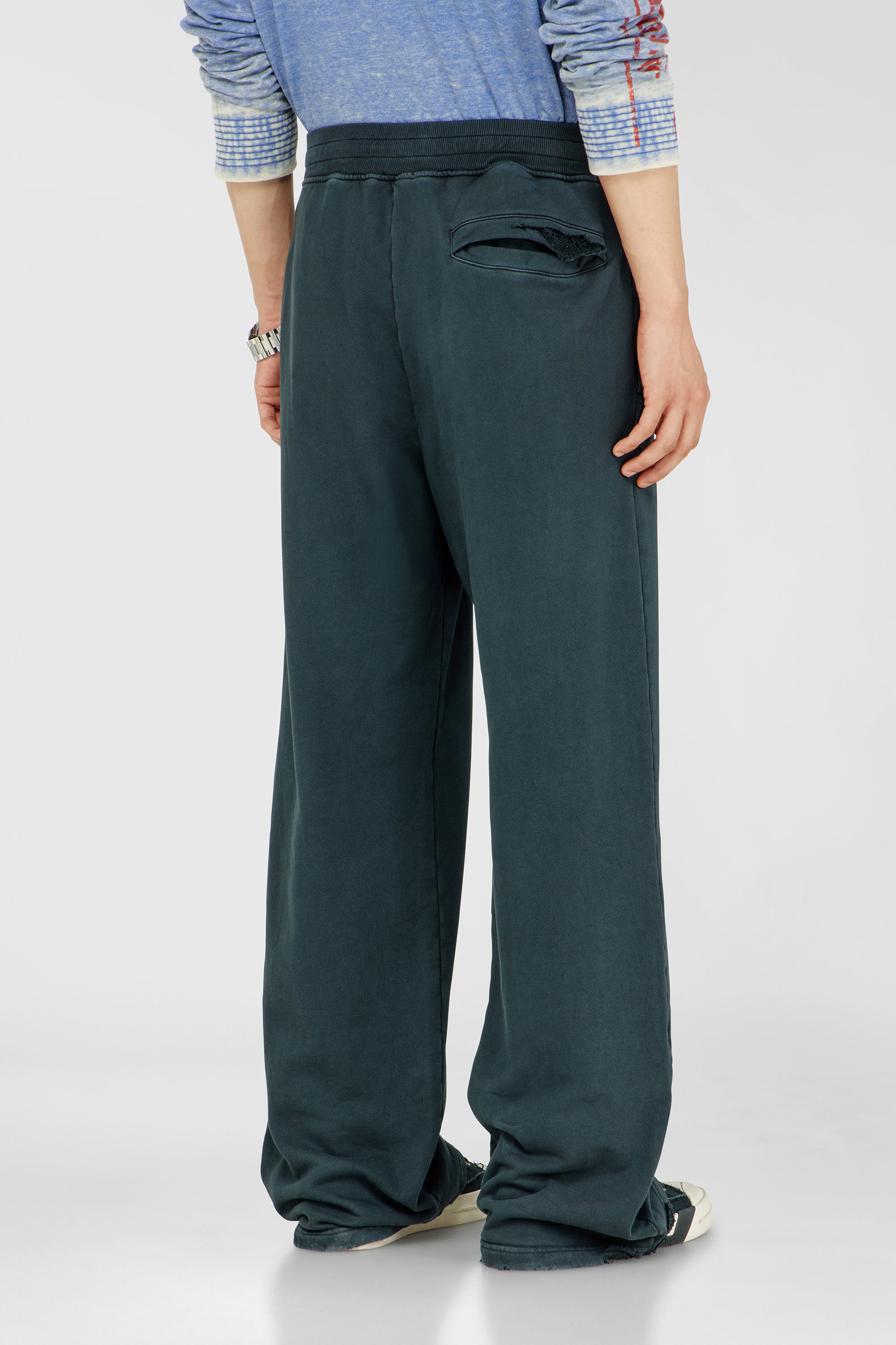 Diesel - P-MARTAINS-CRYSTALS, Pantal&oacute;n efecto desgastado con detalles de cristal Hombre in Verde - 4