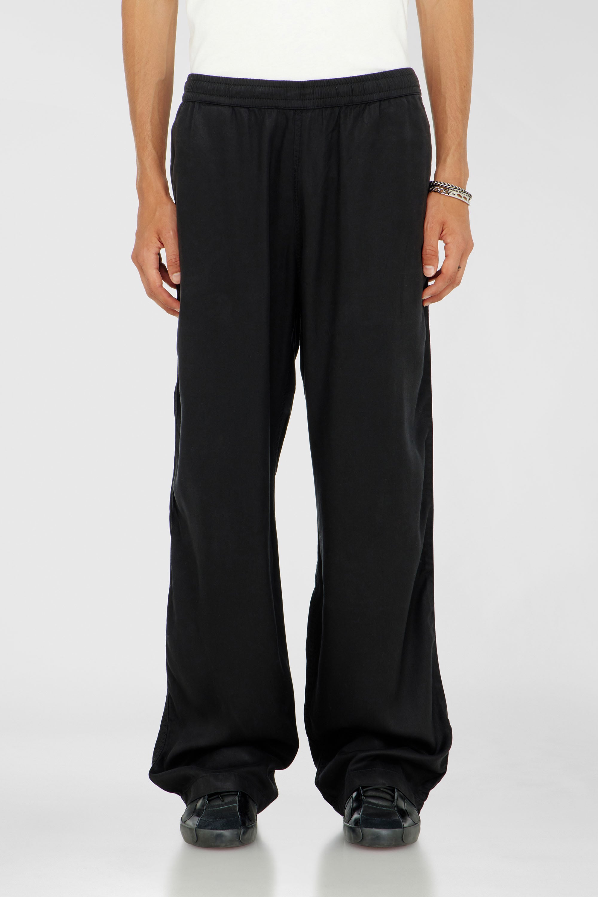 Diesel - P-DREYER-C, Pantalones con cord&oacute;n de sarga deste&ntilde;ida Hombre in Negro - 1