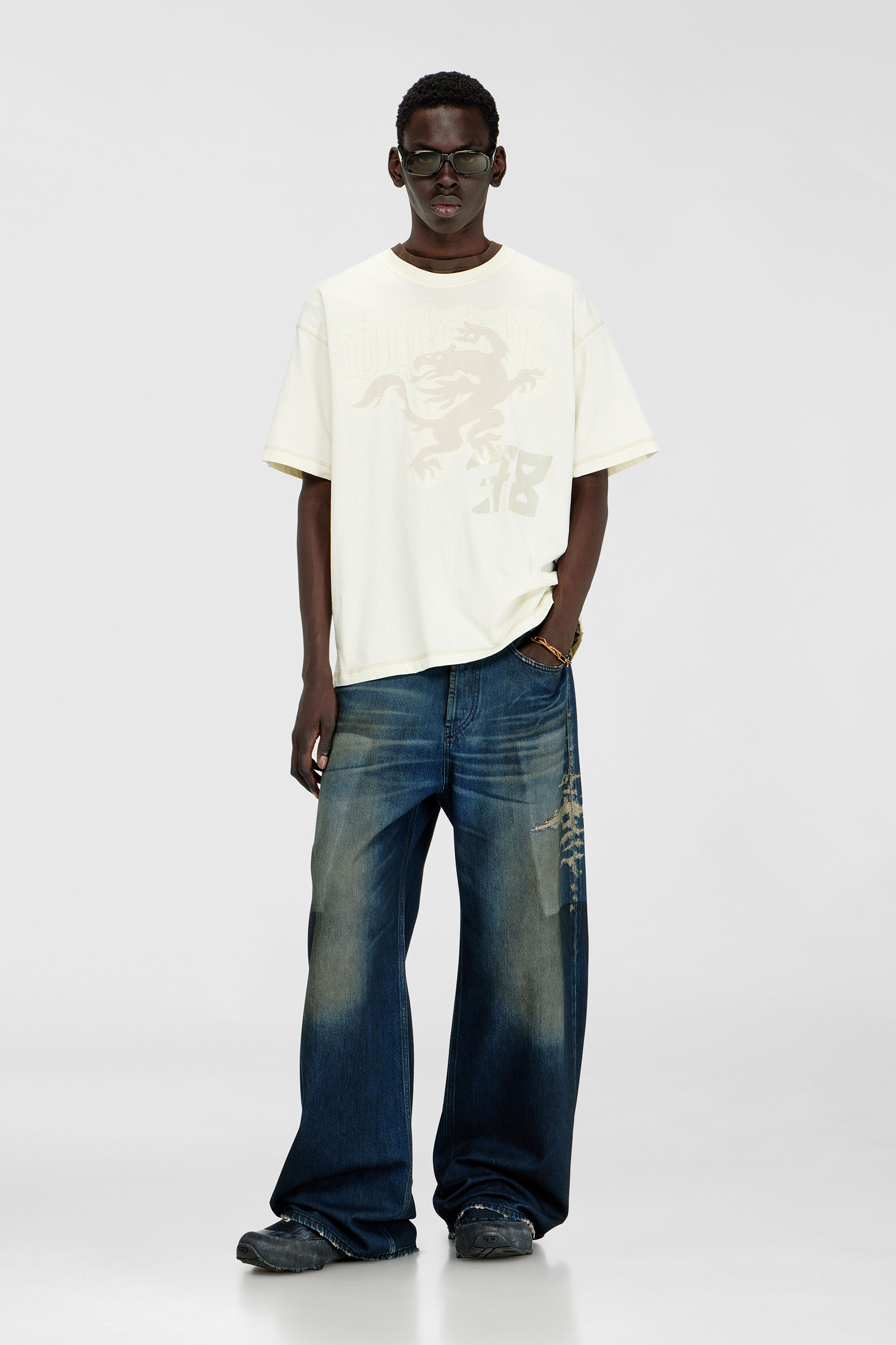 Diesel - T-BOXT-NOTCH, Camiseta relaxed con estampados y bordados Hombre in Blanco - 2
