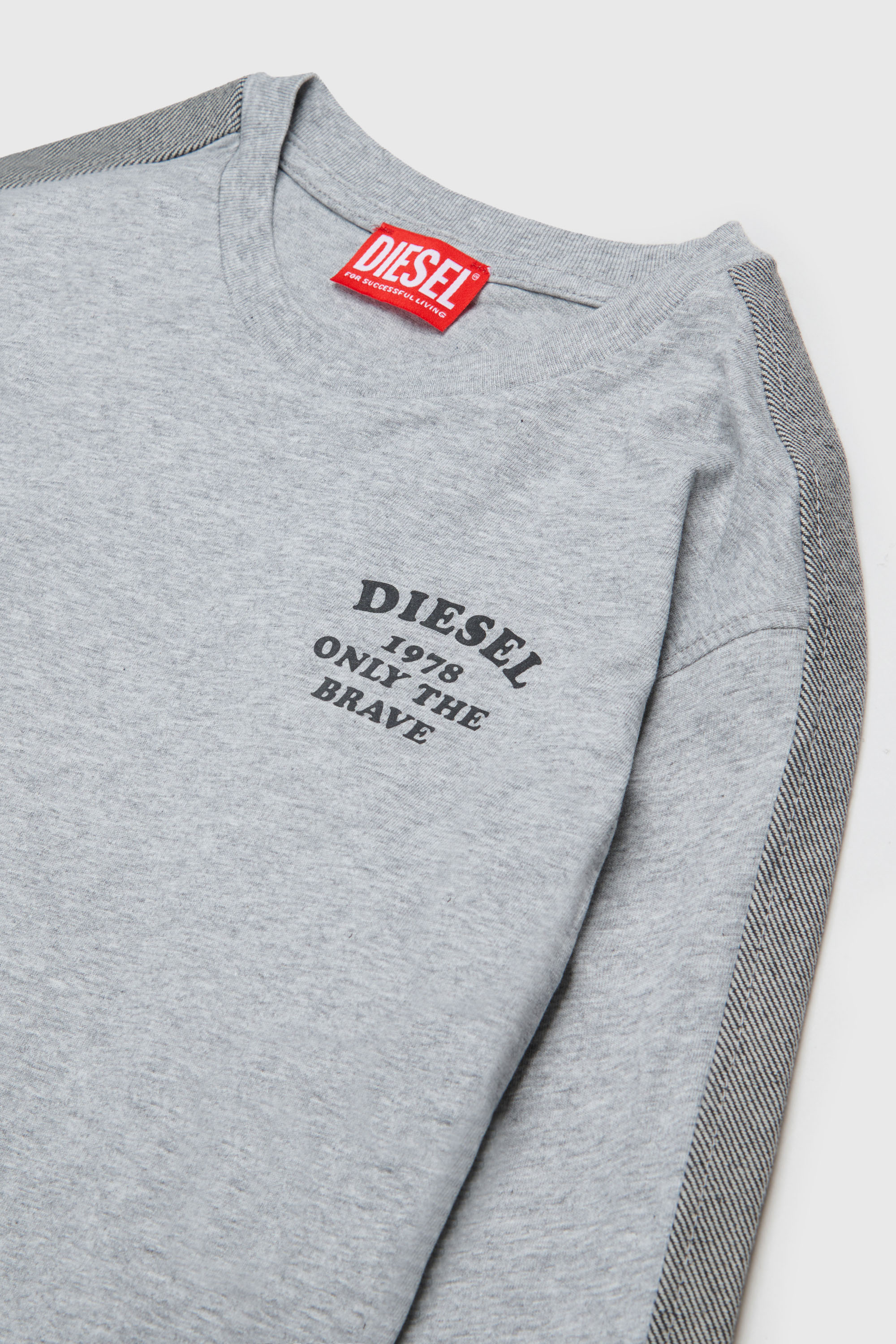 Diesel - TEAN OVER, Camiseta de manga larga con logo y bandas en contraste Hombre in Gris - 3