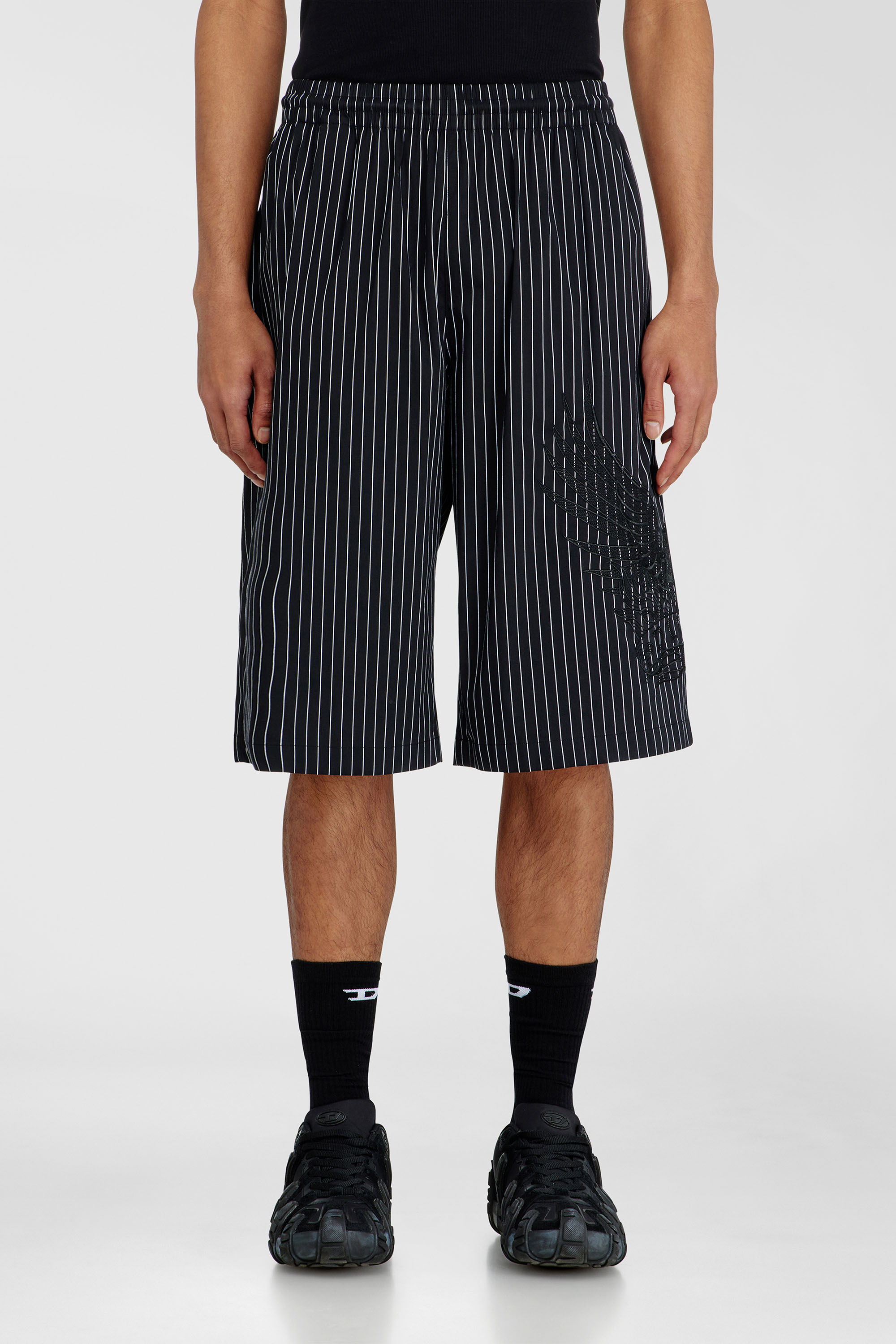 Diesel - P-THEO-SHORT-NJCA, Short pants con bordes de pinstripe y bordado Phoenix Hombre in Negro - 1