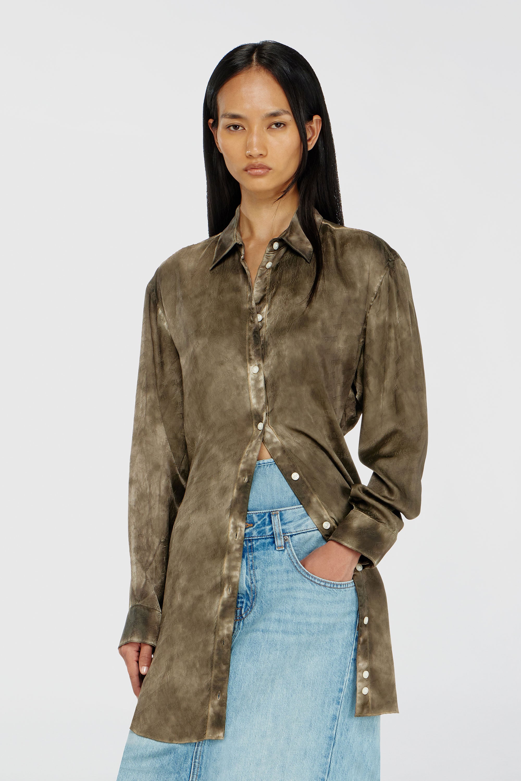 Diesel - C-LAVEL, Camisa larga de sat&eacute;n arrugado jacquard con logo Mujer in Verde - 1