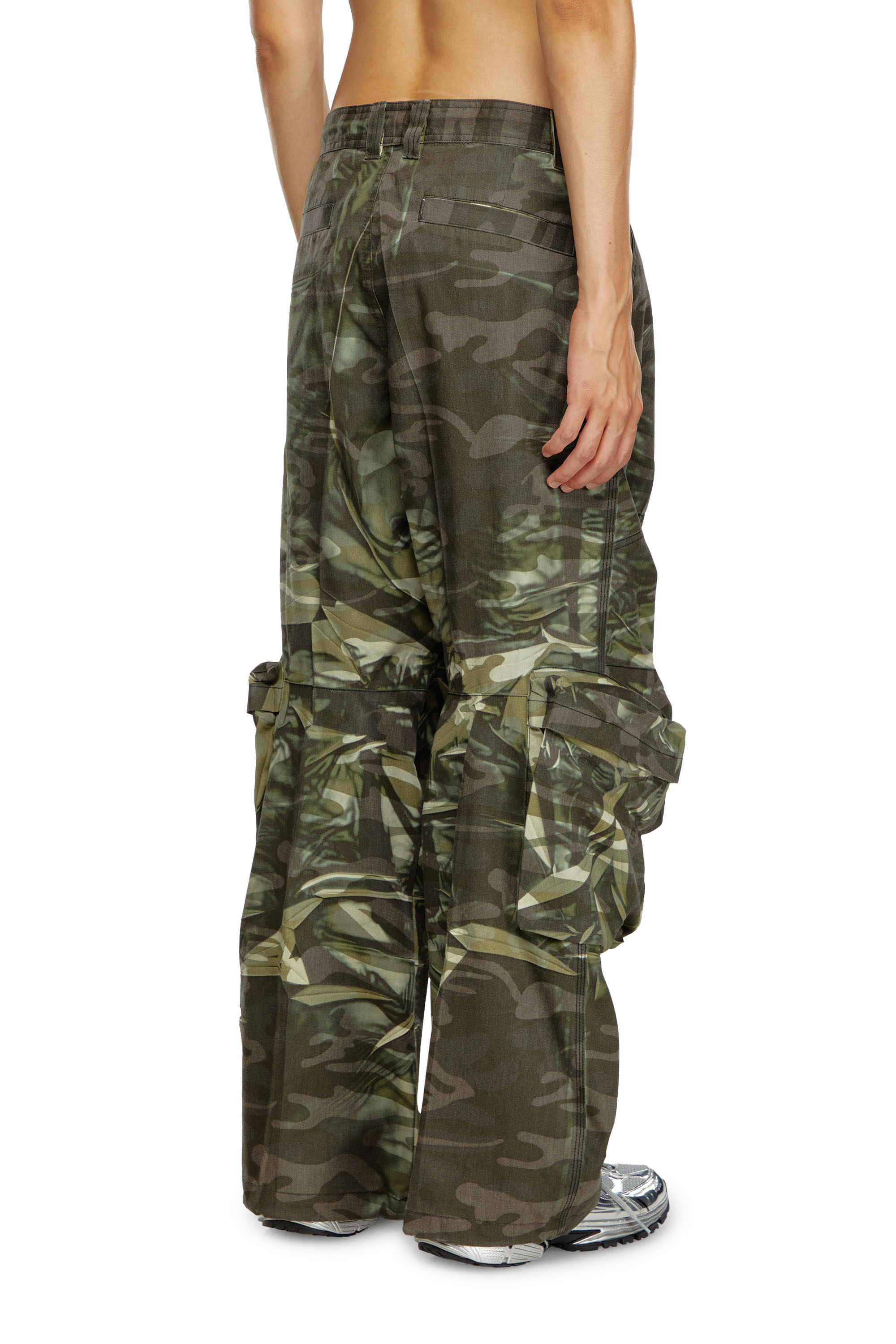 Diesel - P-ARNE, Pantalones cargo de camuflaje con estampado de pliegues Hombre in Verde - 4