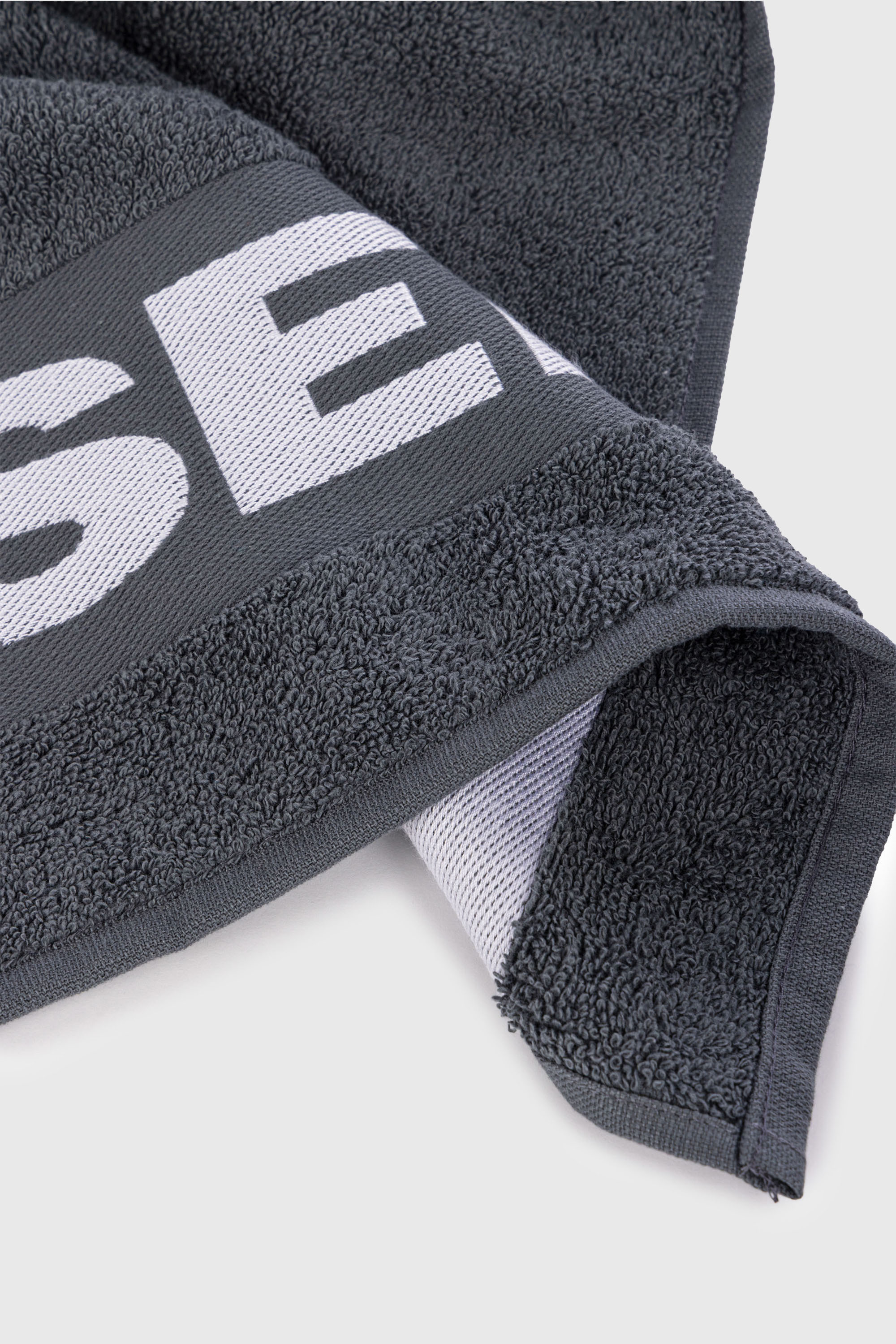 Diesel - 1015211 LOGO-COTTON TOWEL 100X180 GREY, Toalla de Felpa de Algod&oacute;n con Logotipo Unisex in Gris - 2