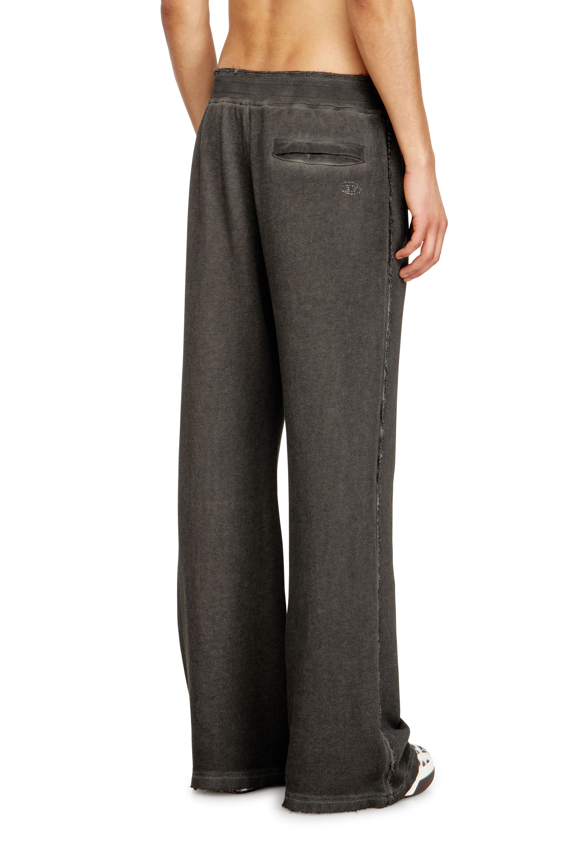 Diesel - P-QUINN, Pantalones de ch&aacute;ndal con tachuelas y estampado gr&aacute;fico Hombre in Gris - 4