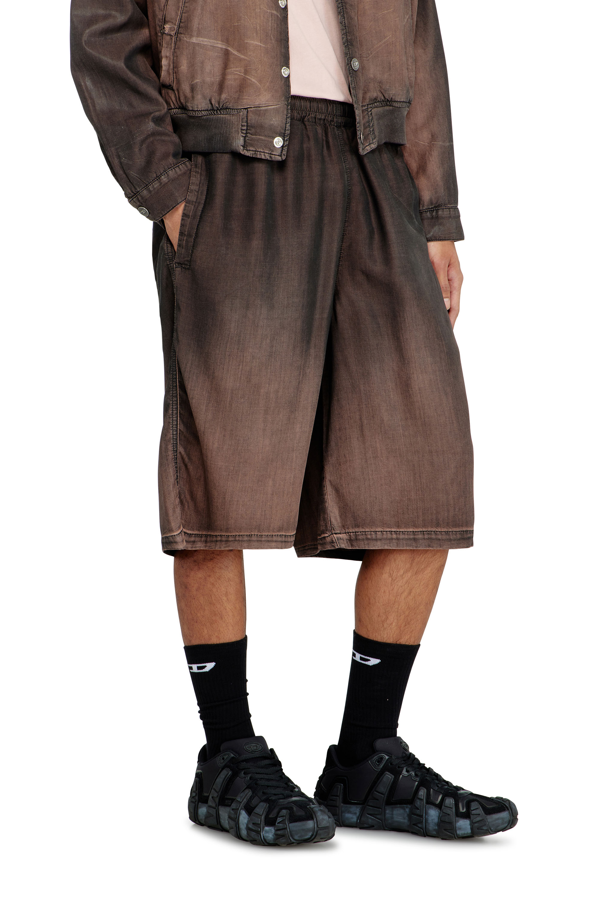 Diesel - D-RODER-SHORT-S, Bermudas relajadas en denim fluido con lavado oscuro Unisex in Marr&oacute;n - 4