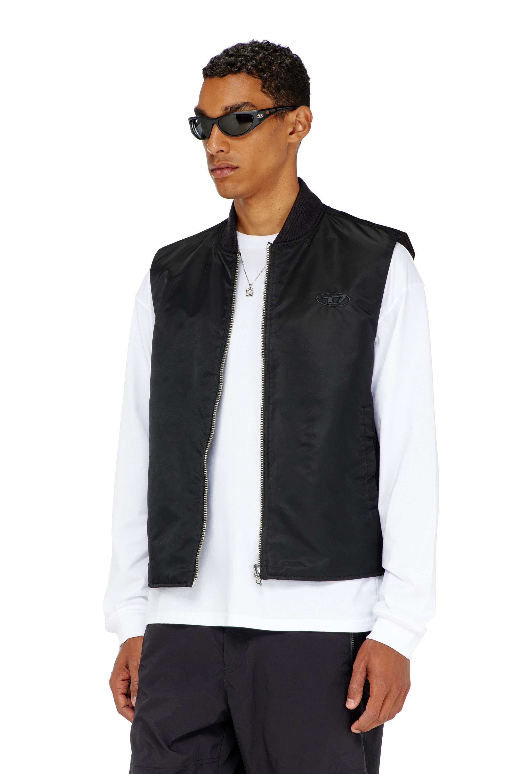 Diesel - W-TYPE-D1-SL, Chaleco acolchado de sat&eacute;n con bordado Oval D Hombre in Negro - 3