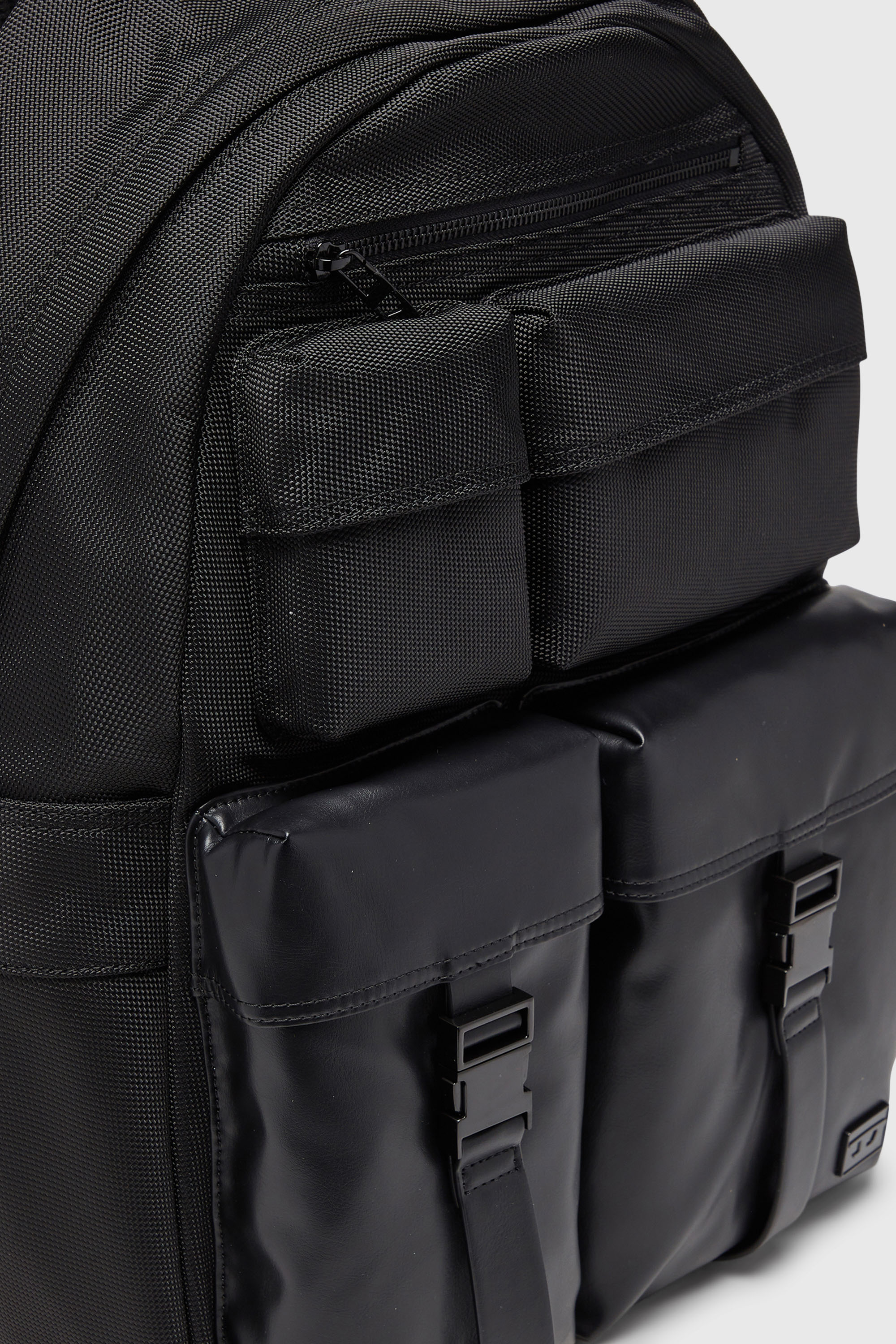 Diesel - MULTI-PKTS BACKPACK X, Multi-Pkts - Mochila de nailon con bolsillos frontales Unisex in Negro - 5
