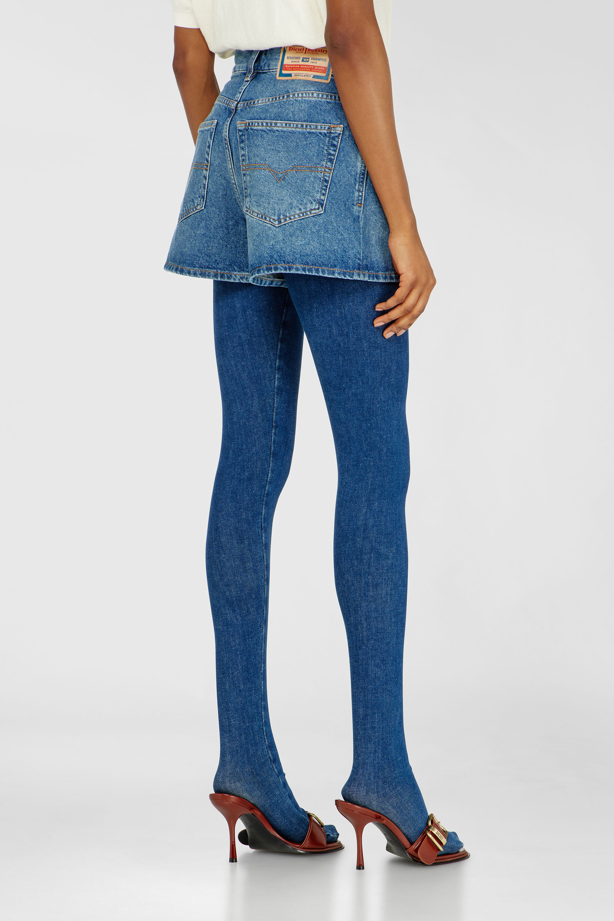 Diesel - DE-HELIOS, Pantalones cortos vaqueros en denim desgastado Mujer in Azul marino - 4