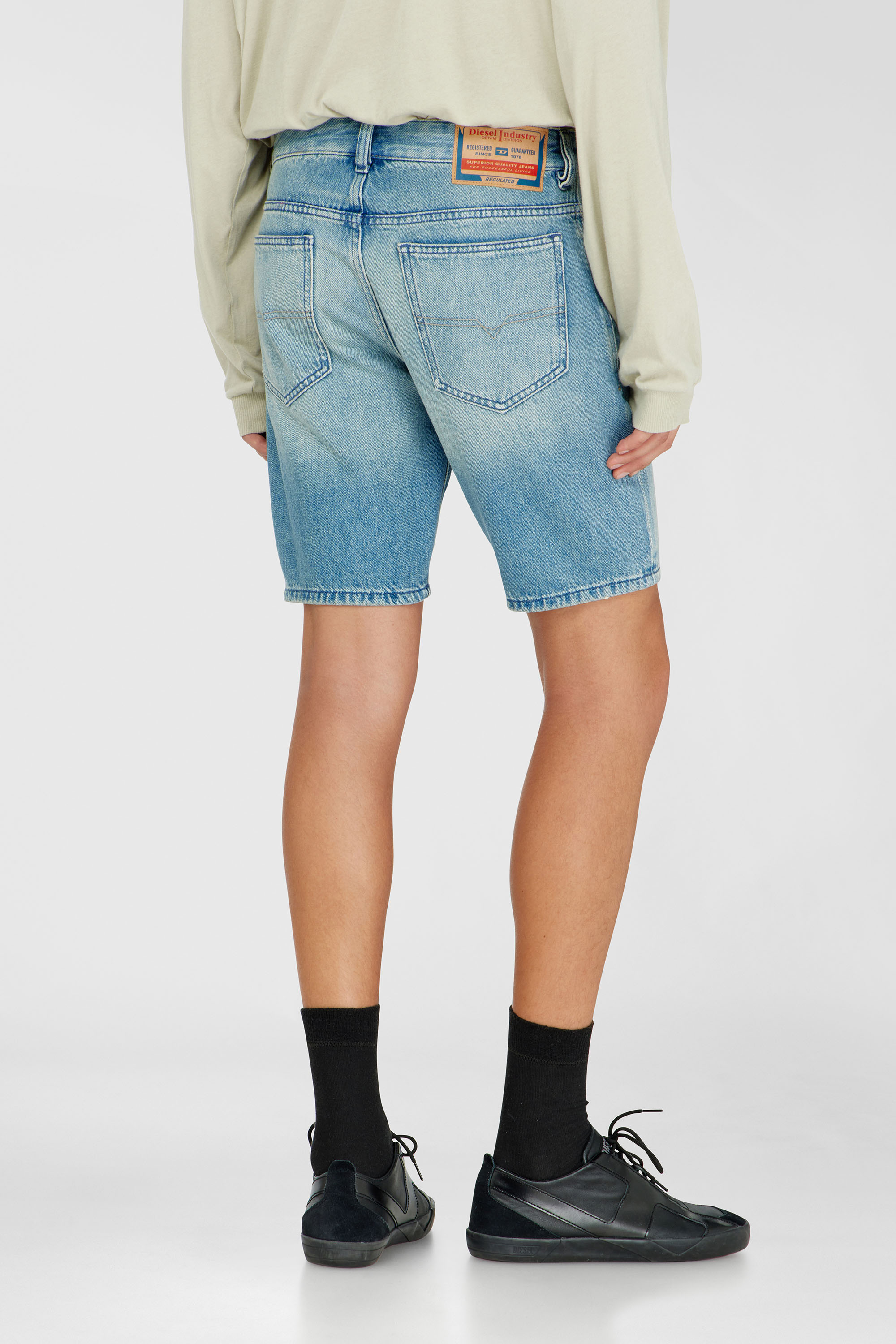Diesel - D-FIN, Pantalones cortos vaqueros slim con algod&oacute;n org&aacute;nico Hombre in Azul marino - 4