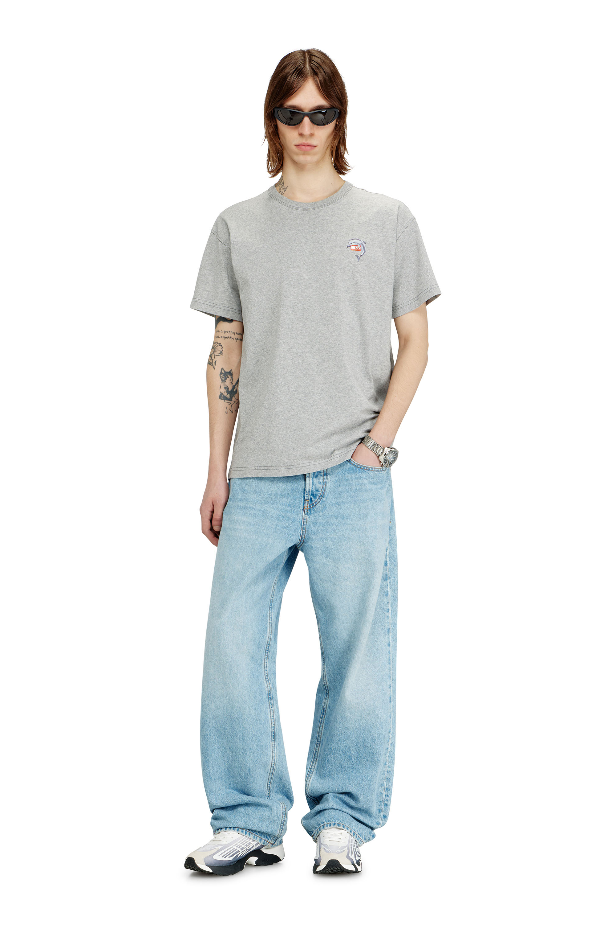 Diesel - T-NORM-DOLPHIN, Camiseta con estampado de delf&iacute;n y logo Hombre in Gris - 2