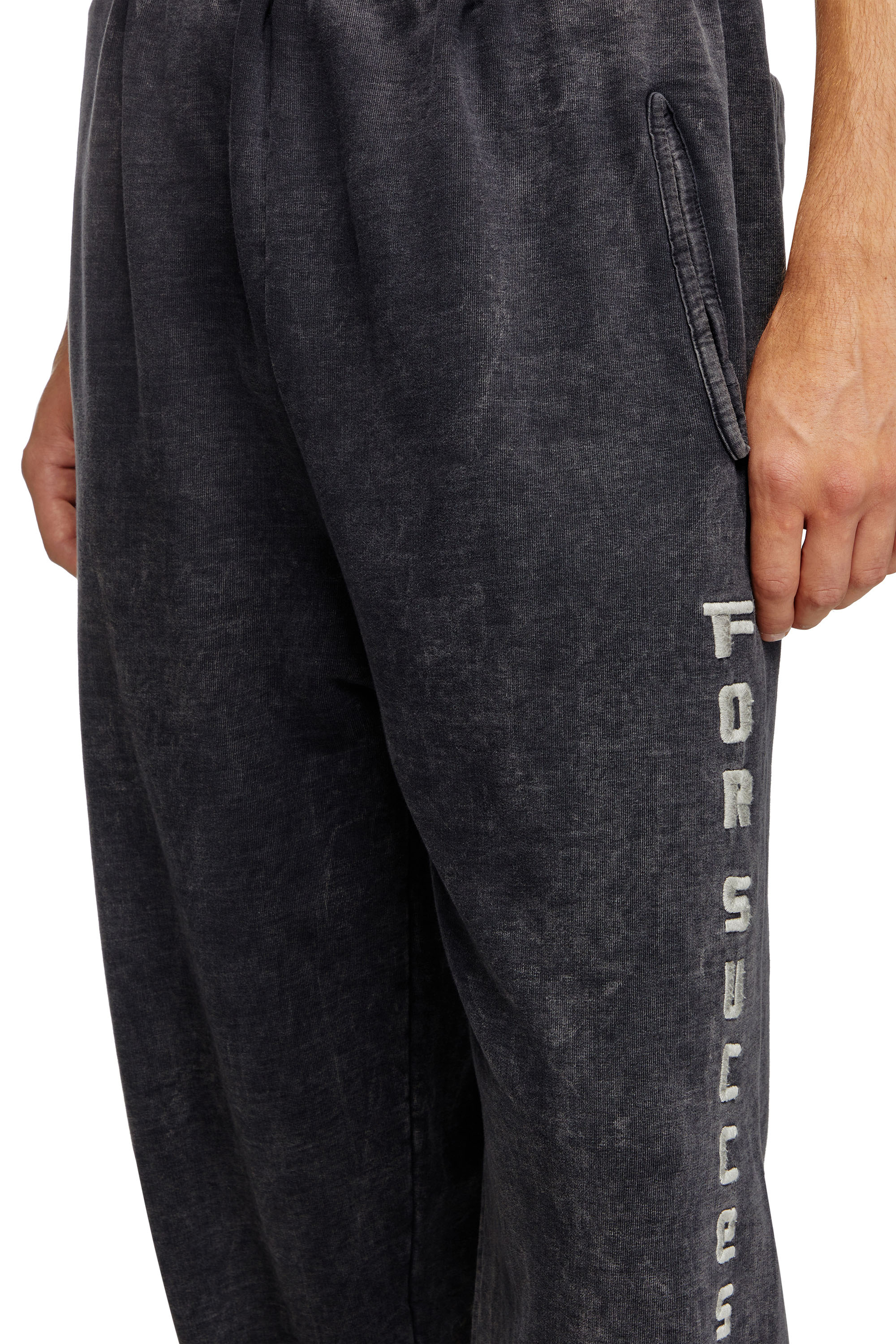 Diesel - P-LUIS, Pantalones deportivos con efecto denim Hombre in Negro - 5