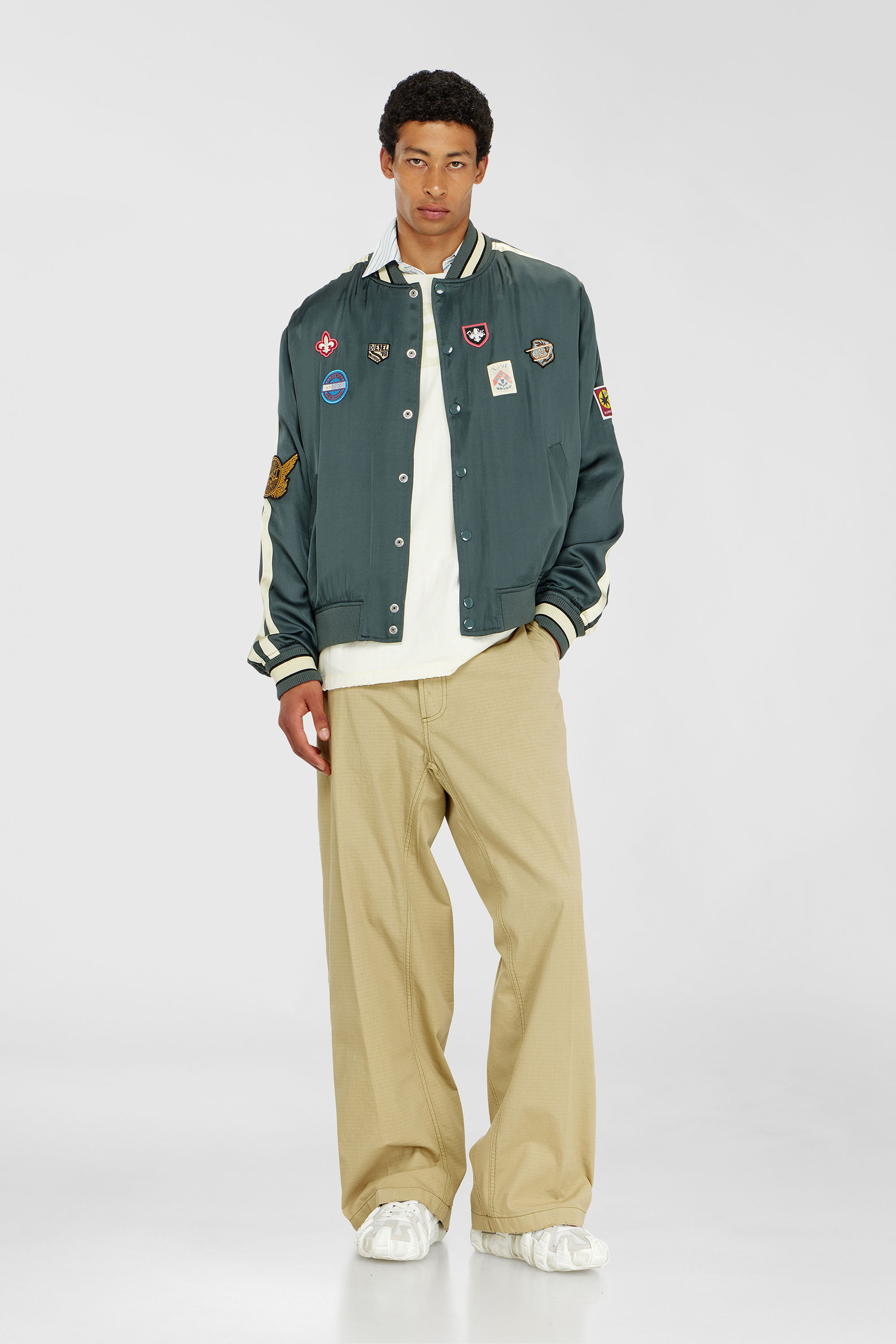 Diesel - J-ANNU, Chaqueta bomber satinada con patches Hombre in Verde - 2