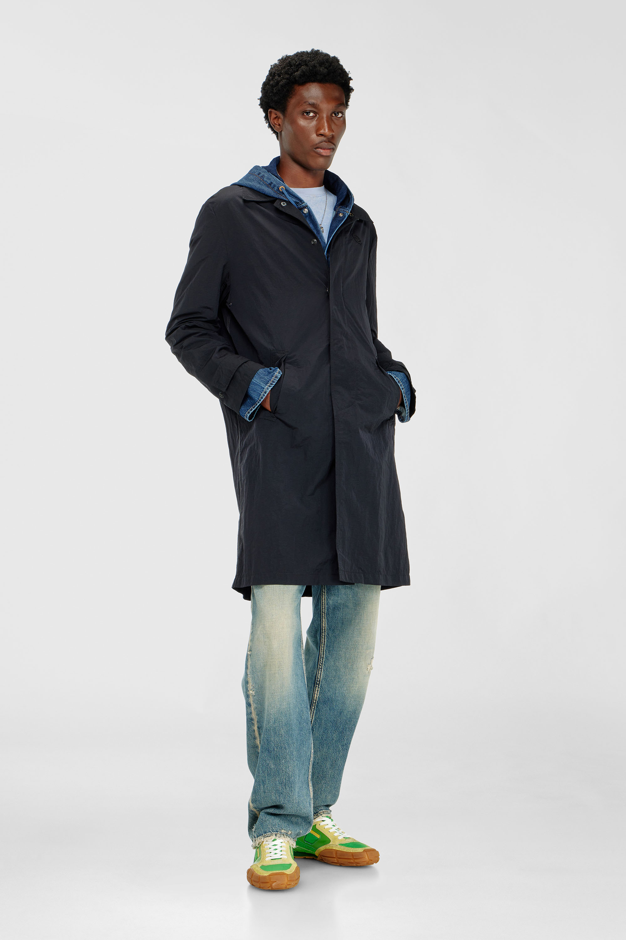 Diesel - J-BURHAT, Abrigo de nailon con acabado arrugado brillante Hombre in Negro - 1