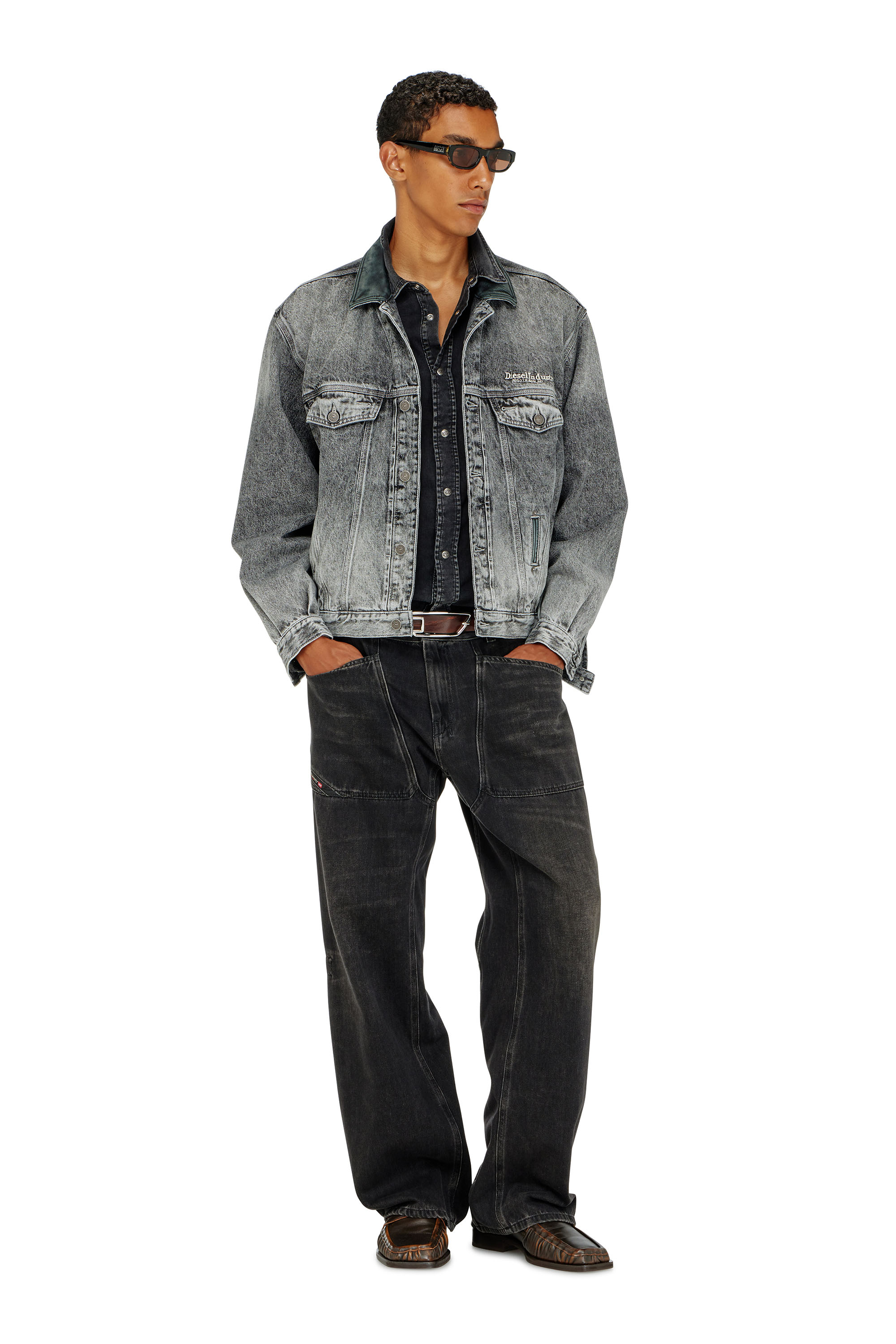 Diesel - D-DENVER-S, Chaqueta de camionero de mezclilla con adornos de cuero tono sobre tono Unisex in Gris - 4