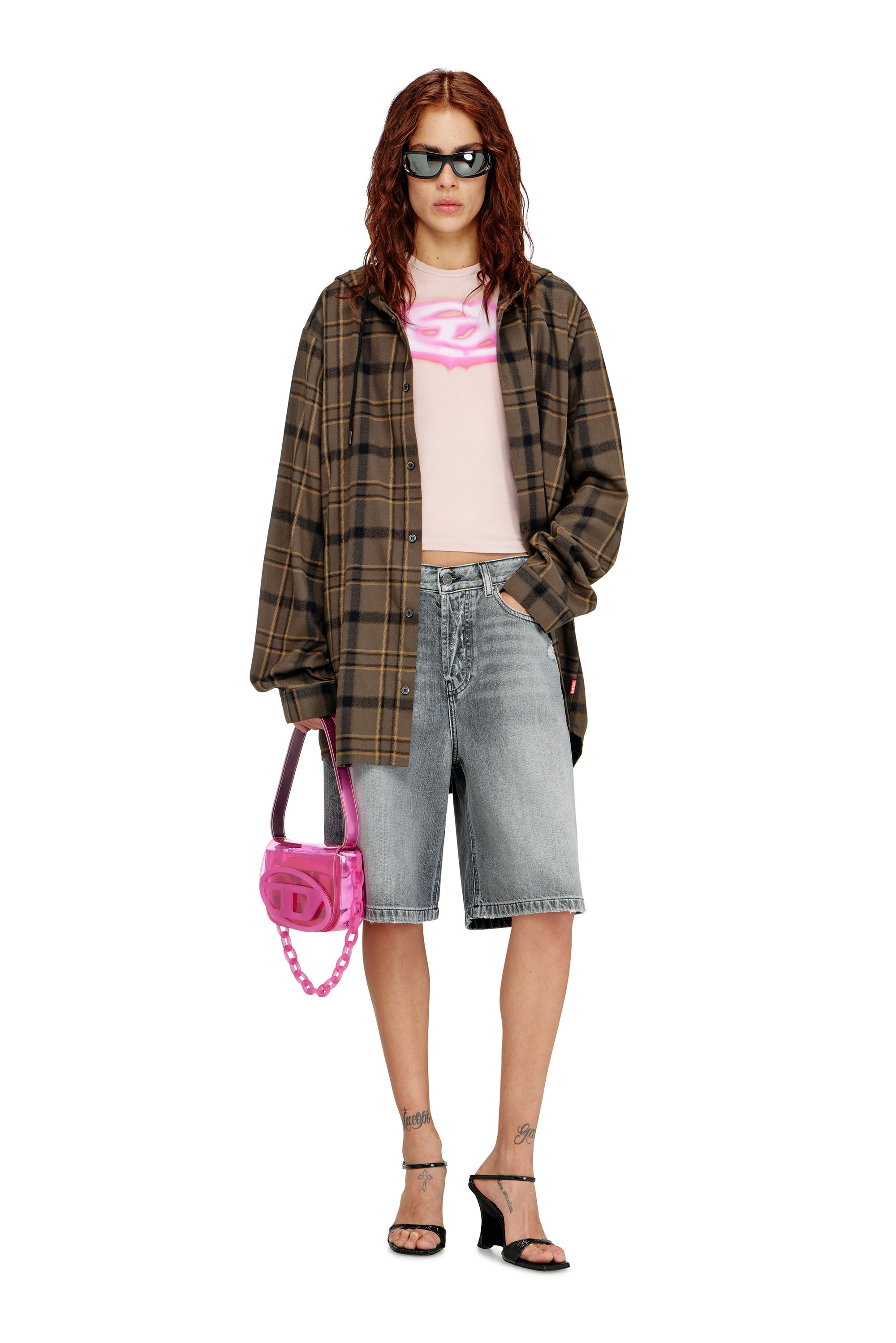 Diesel - DE-SIRE-SHORT, Pantalones cortos vaqueros con bajos deshilachados Mujer in Gris - 2