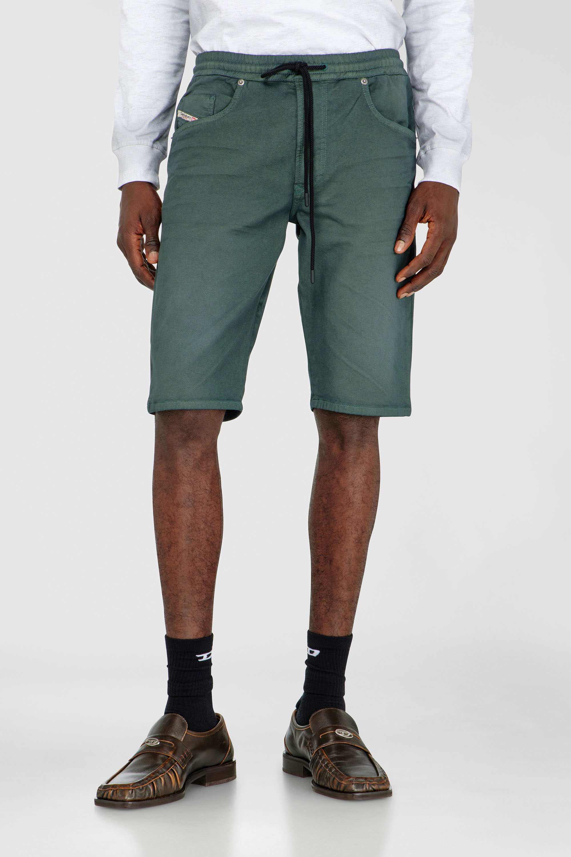 Diesel - 2033 D-KROOLEY-SHORT JOGG, Pantalones cortos chinos en JoggJeans Hombre in Gris - 3