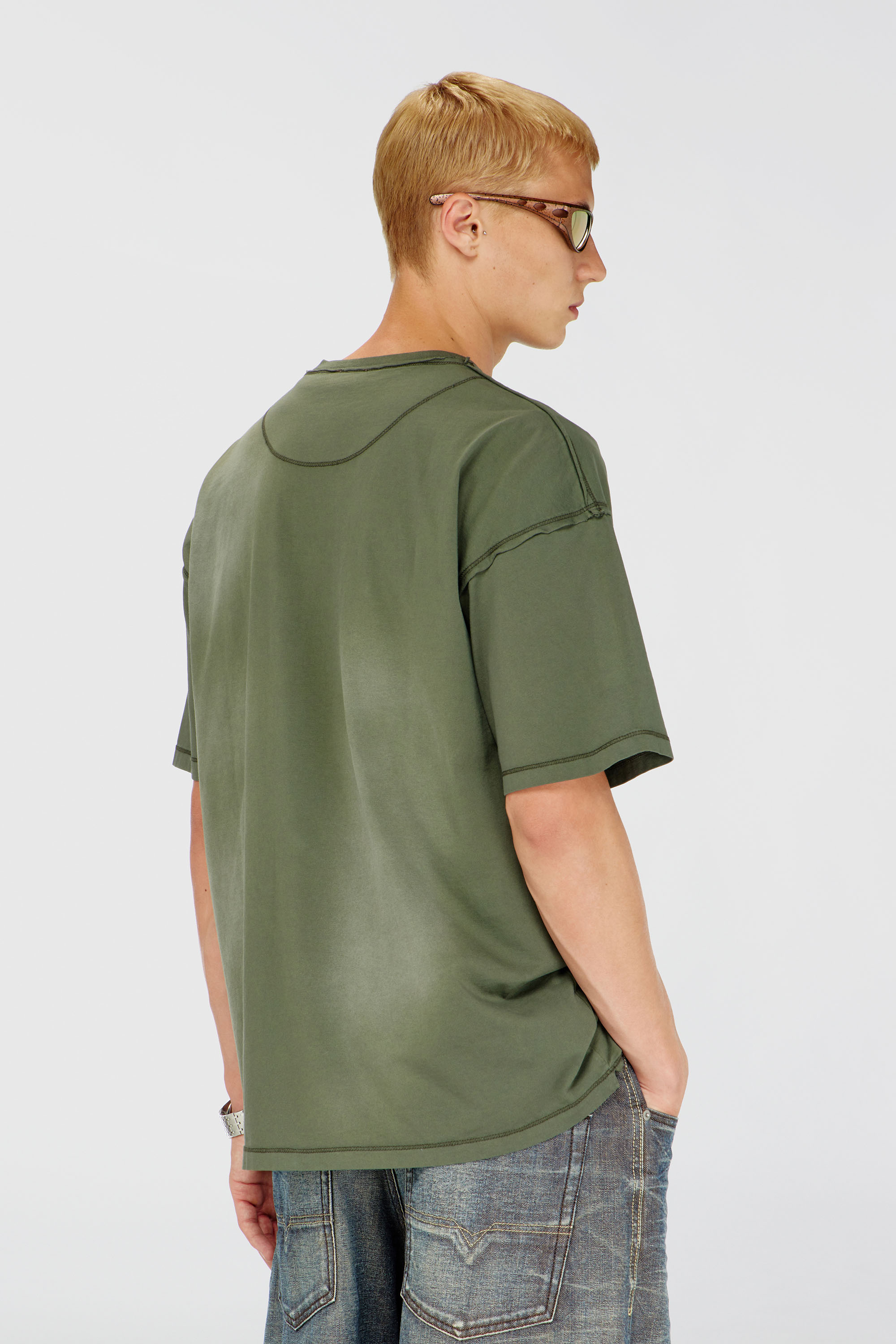 Diesel - T-POCK, Camiseta deslavada con bolsillo roto Hombre in Verde - 4
