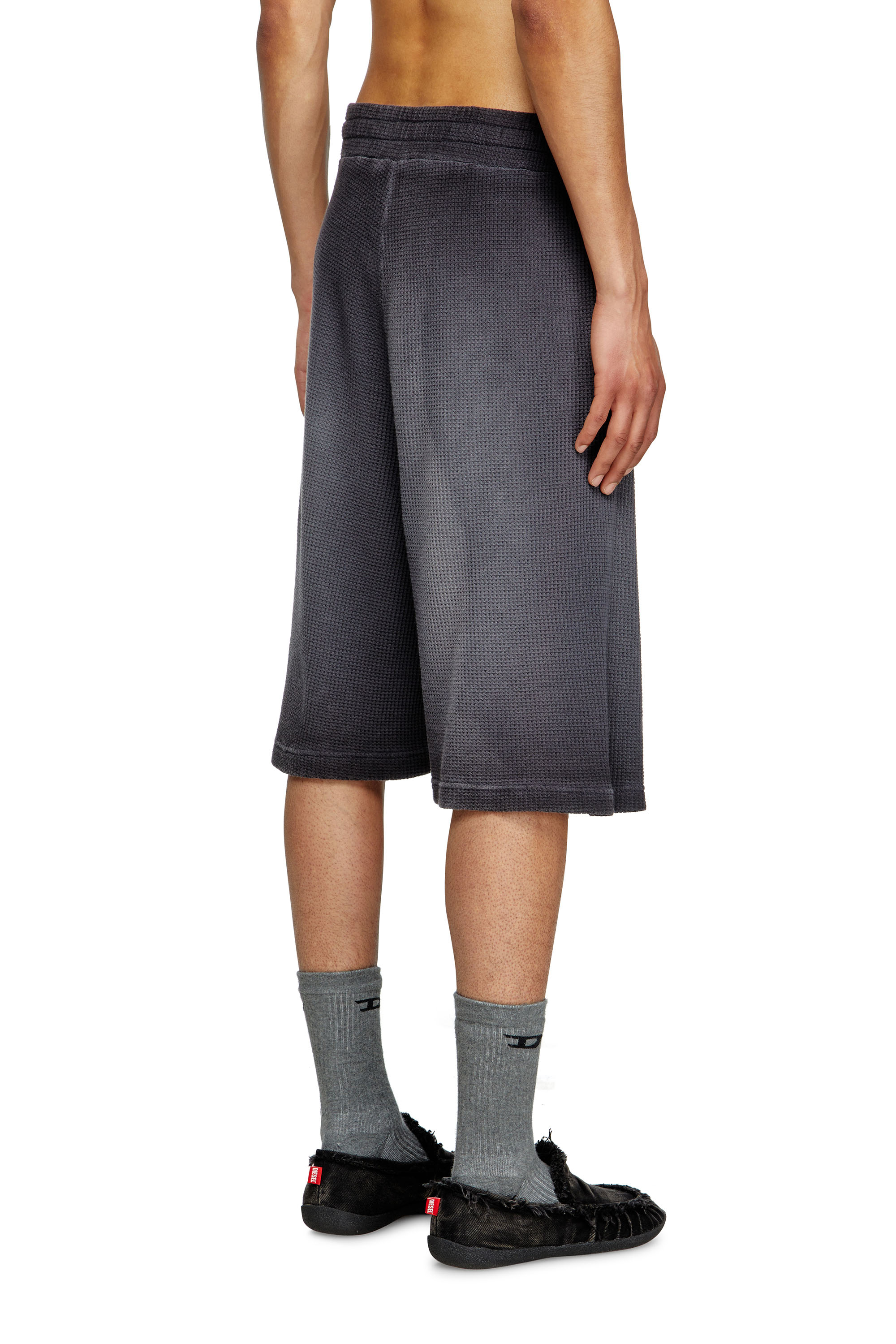 Diesel - P-WARKY-SHORT, Pantalones cortos de gofre con estampado medieval Hombre in Negro - 4