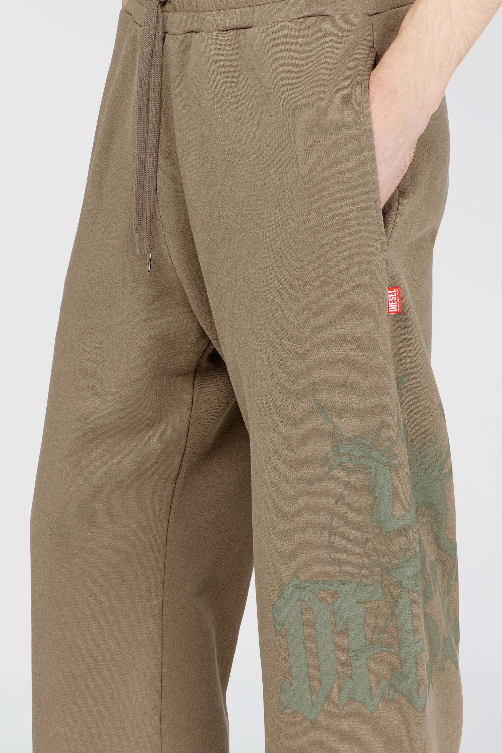 Diesel - P-GRO, Pantalones tratados con estampado de logo Hombre in Marr&oacute;n - 5