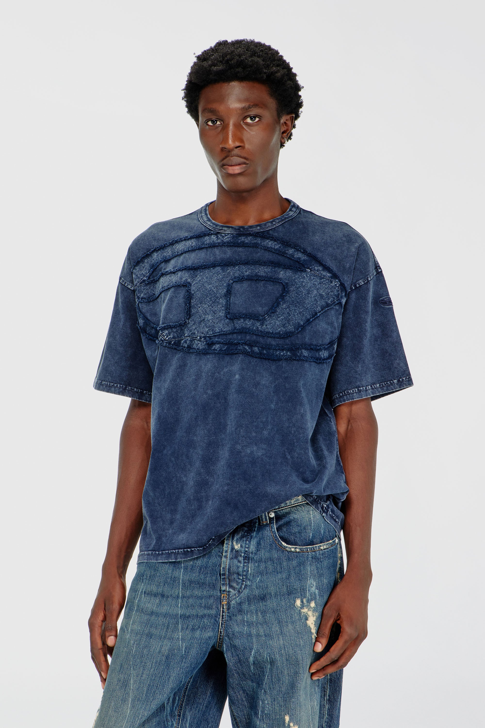 Diesel - T-BOXT-DEN, Camiseta de algod&oacute;n relajada con aplique Oval D Hombre in Azul marino - 1