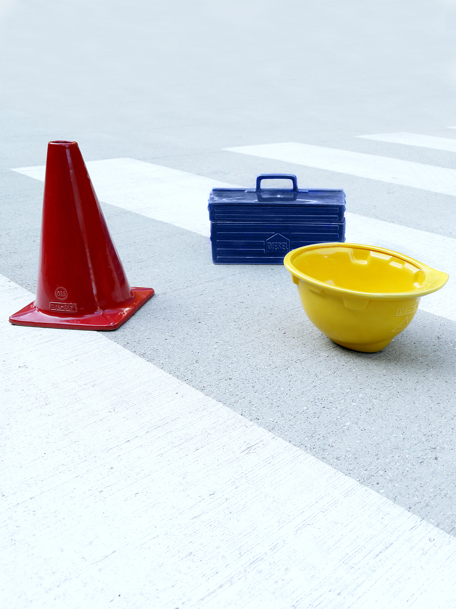 Diesel - 11055 WORK IS OVER, Florero de cerámica en forma de cono rojo Unisex in Rojo - 5