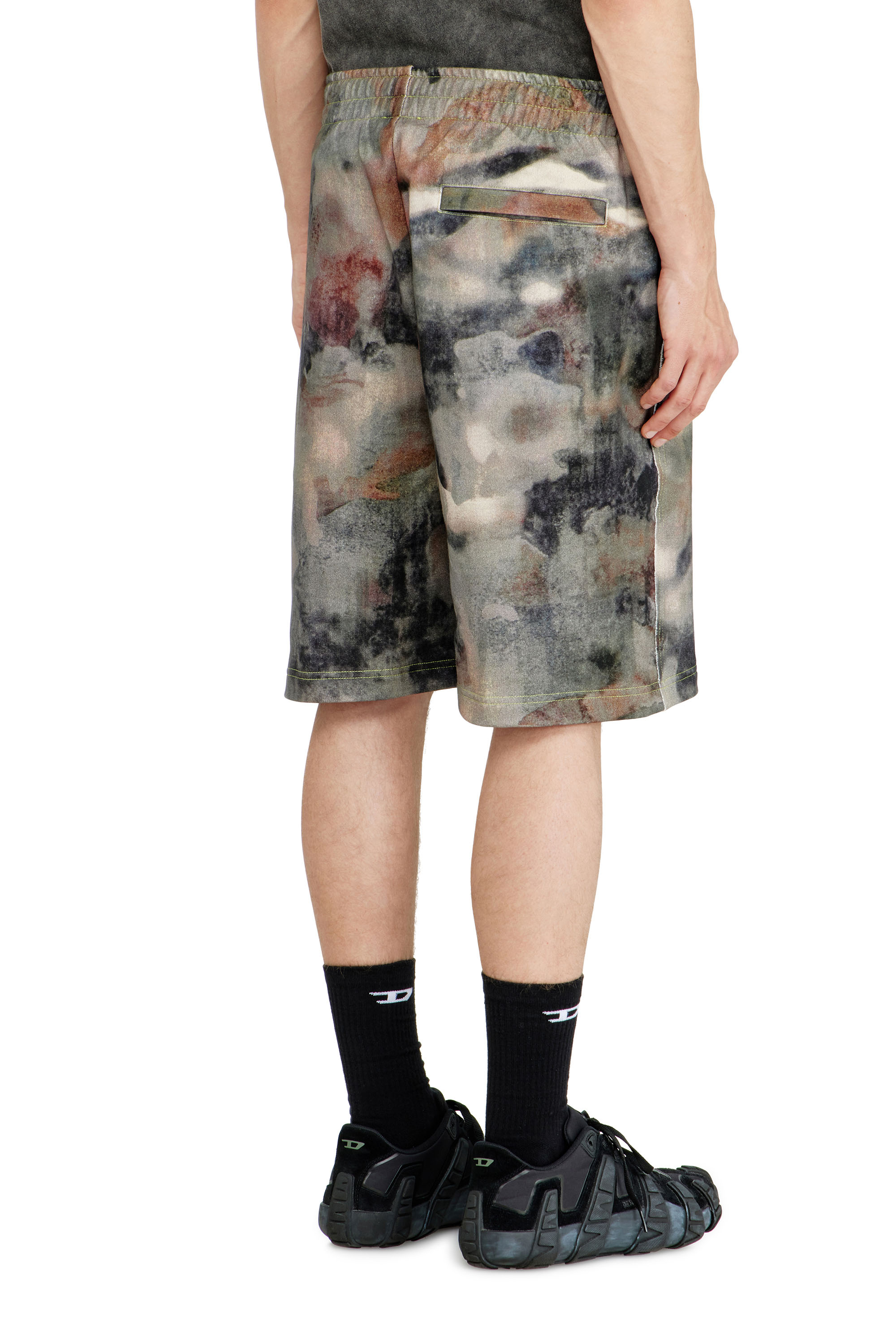 Diesel - P-CRONE-V1, Pantalones cortos de ch&aacute;ndal con estampado digital de camuflaje Hombre in Multicolor - 3