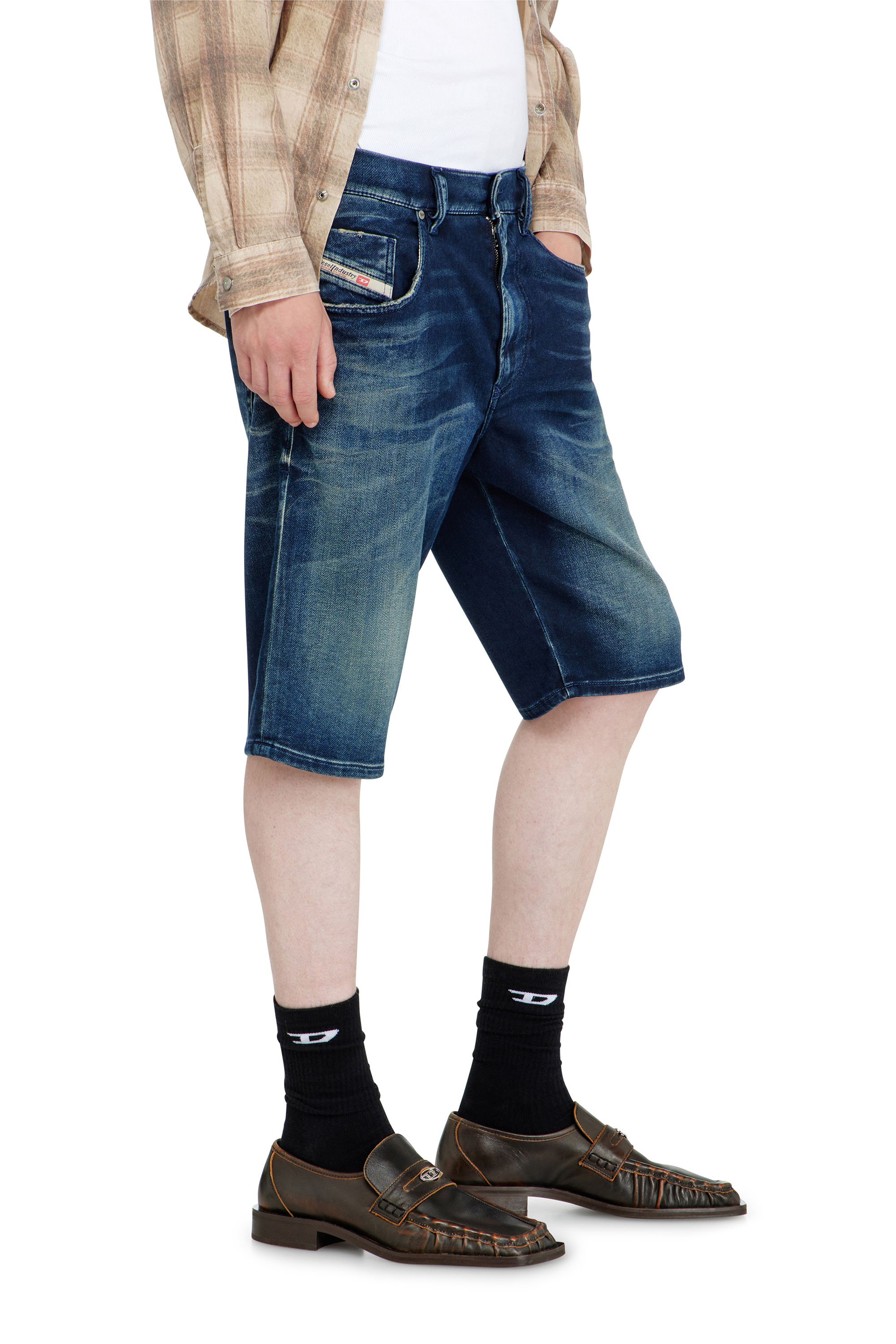 Diesel - 2033 D-KROOLEY-SHORT-BW JOGG, Chino shorts en joggjeans sombreado Hombre in Azul marino - 4