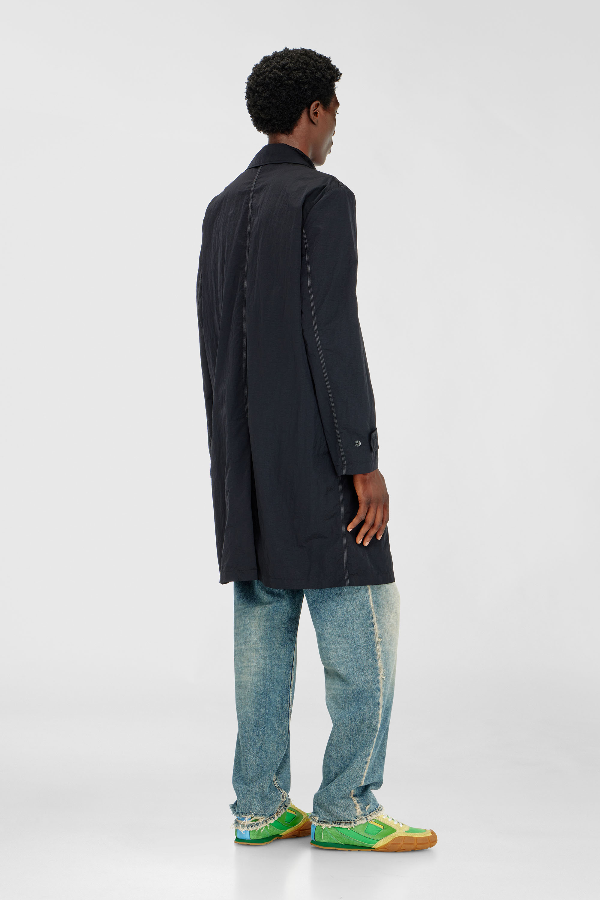 Diesel - J-BURHAT, Abrigo de nailon con acabado arrugado brillante Hombre in Negro - 4