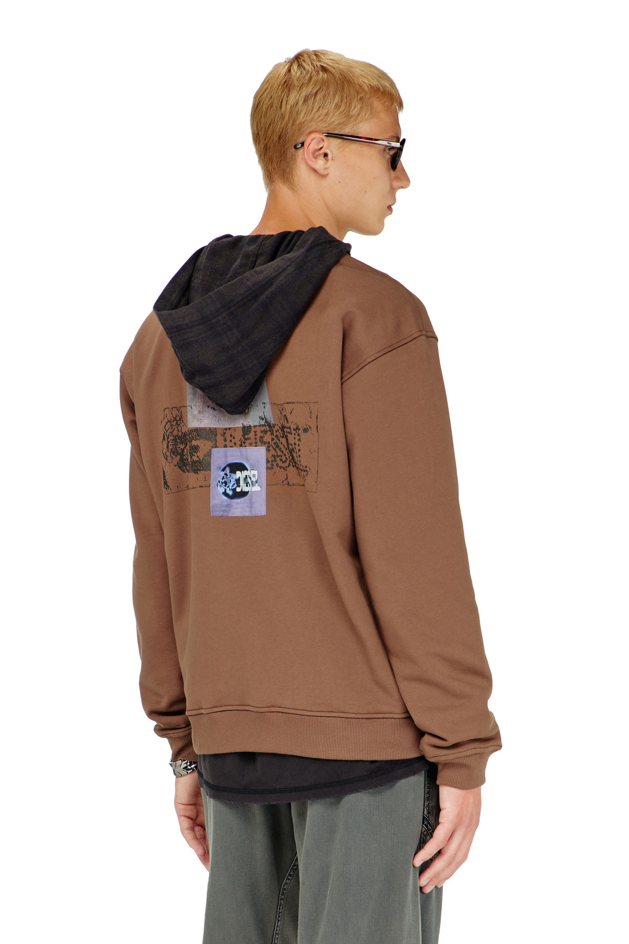 Diesel - S-NORM-AA6, Sudadera con estampados gr&aacute;ficos y patches Hombre in Marr&oacute;n - 3
